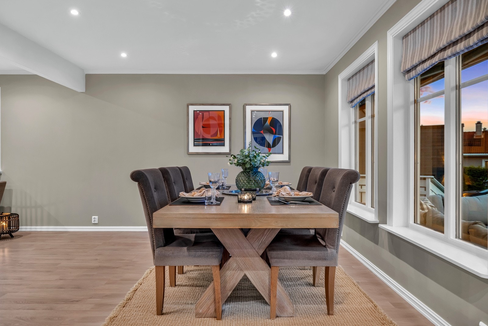 Her har du god plass til et stort spisebord med enkel adkomst til kjøkkenet, terrassen og hagen på fremsiden av huset. Galleribilde