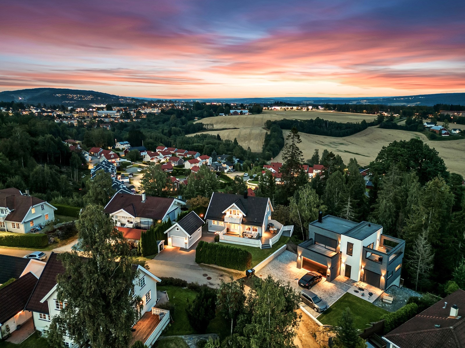 Eiendommen ligger i et etablert og familivennlig boområde med kort vei til skoler og barnehager. Galleribilde