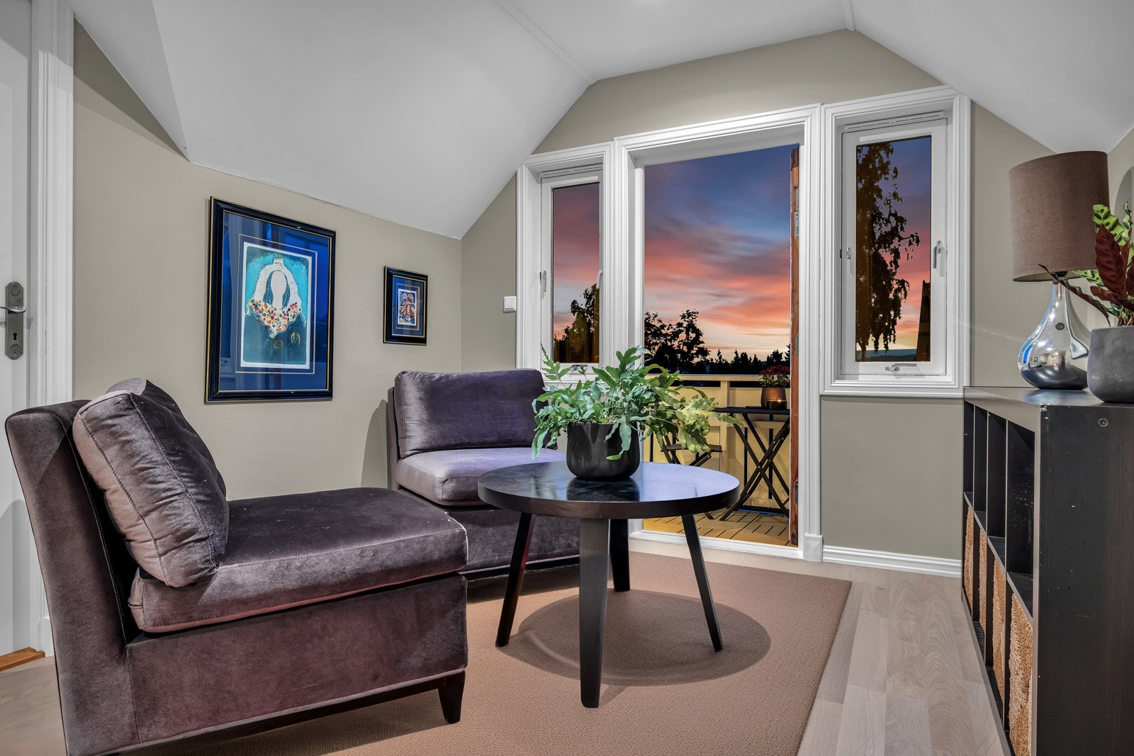 Boligens andre stue ligger i 2. etasje og passer perfekt for de kveldene du ønsker å trekke deg tilbake med en god film. Galleribilde