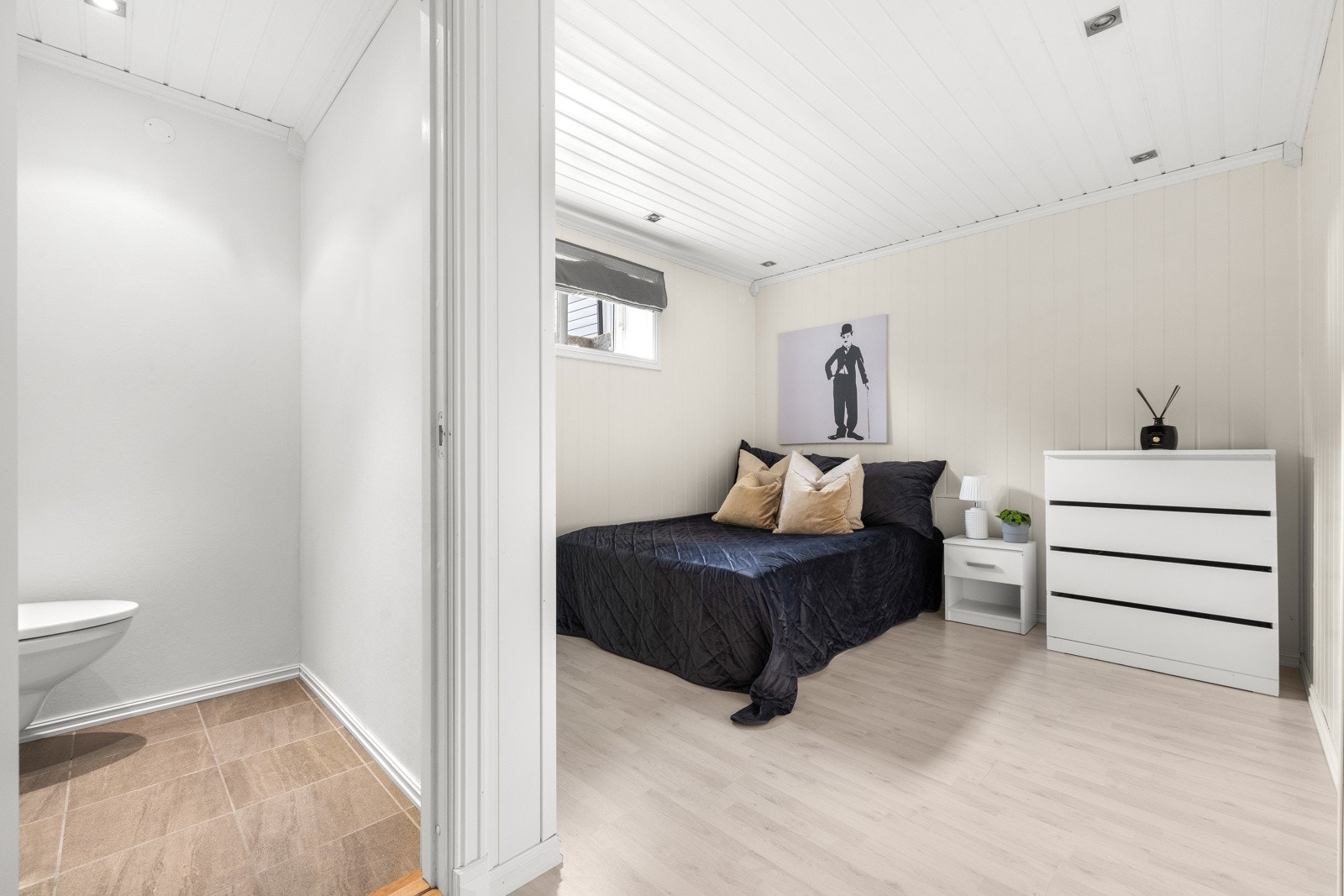 Soverom 5 har samme gode standard som de resterende soverommene. Rommet har god plass til dobbeltseng og garderobe, og har i tillegg tilknytning til eget toalettrom. Galleribilde