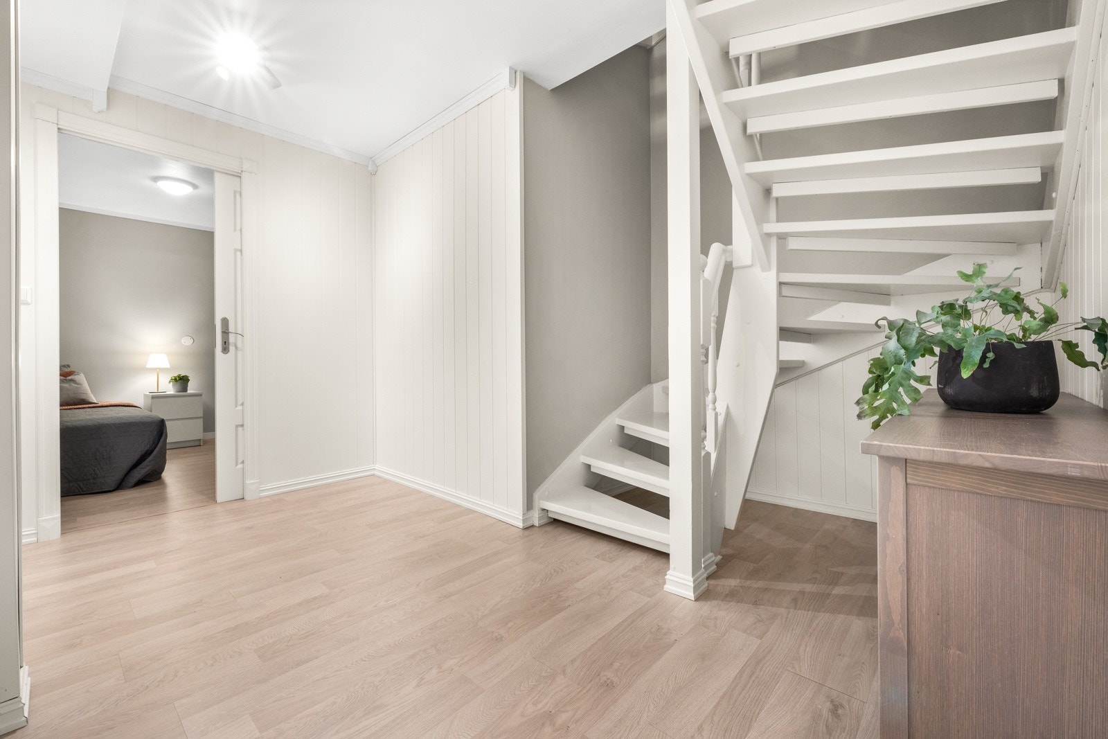 Boligen har gjennomgående gode fargevalg og lune gulvflater med vannbåren varme i alle gulv. Galleribilde