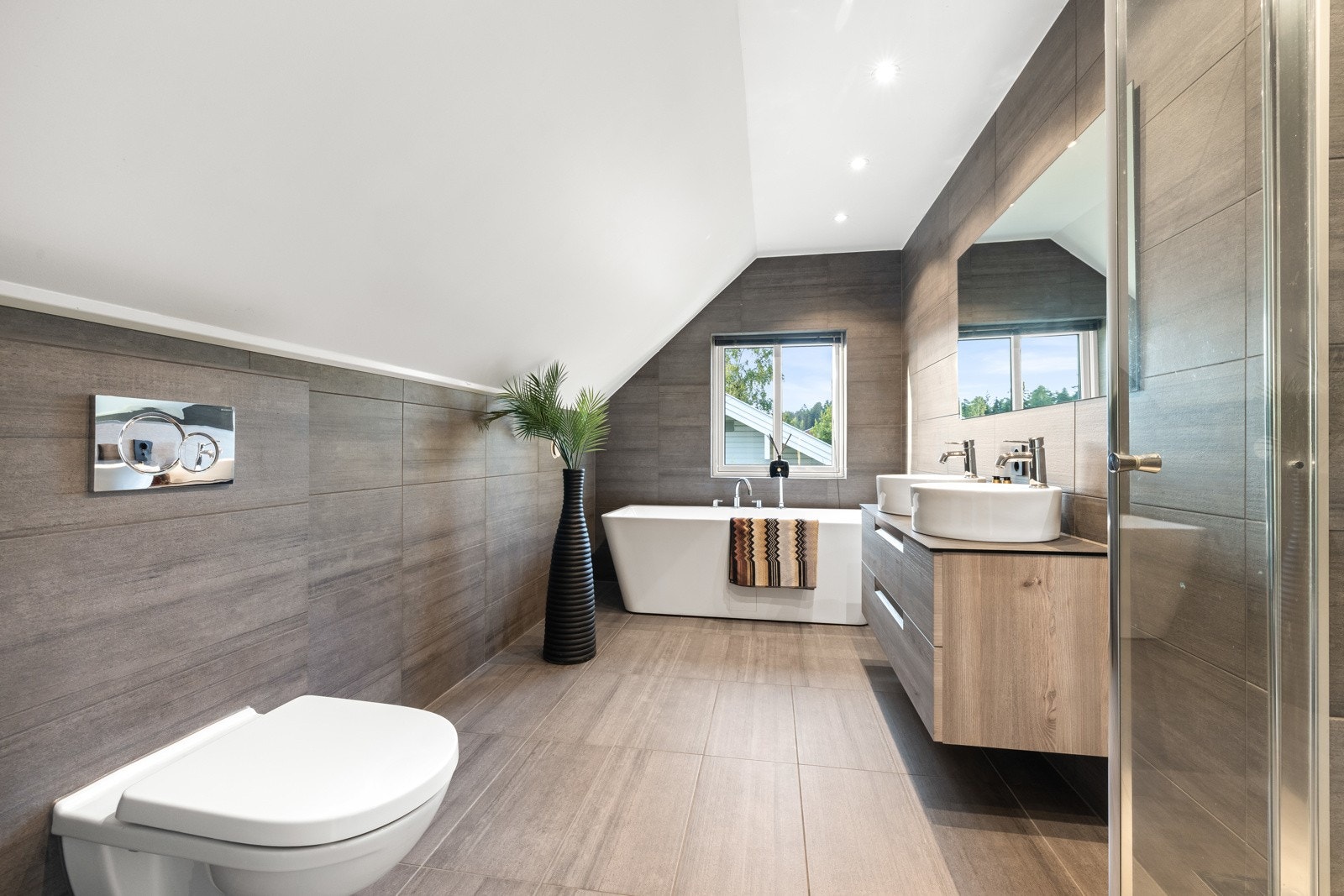 Boligen har to baderom og to separate toalettrom. Badet i 2. etasje ble oppgradert i 2019 med store delikate fliser på gulv og vegger. Galleribilde