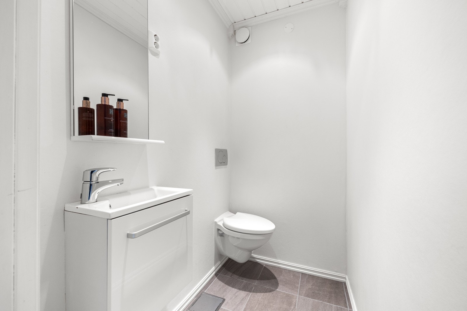 Toalettrommet i kjelleren er tilknyttet soverommet. Rommet fikk nye gulvfliser i 2019, samt slette hvitmalte flater. Galleribilde