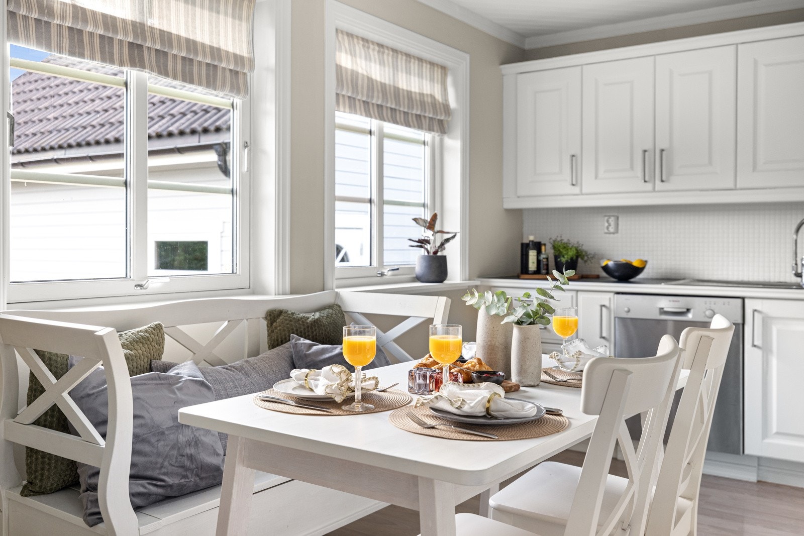 Her er det god plass til en egen sittegruppe på kjøkkenet, perfekt for morgenkaffen og helgefrokosten. Galleribilde