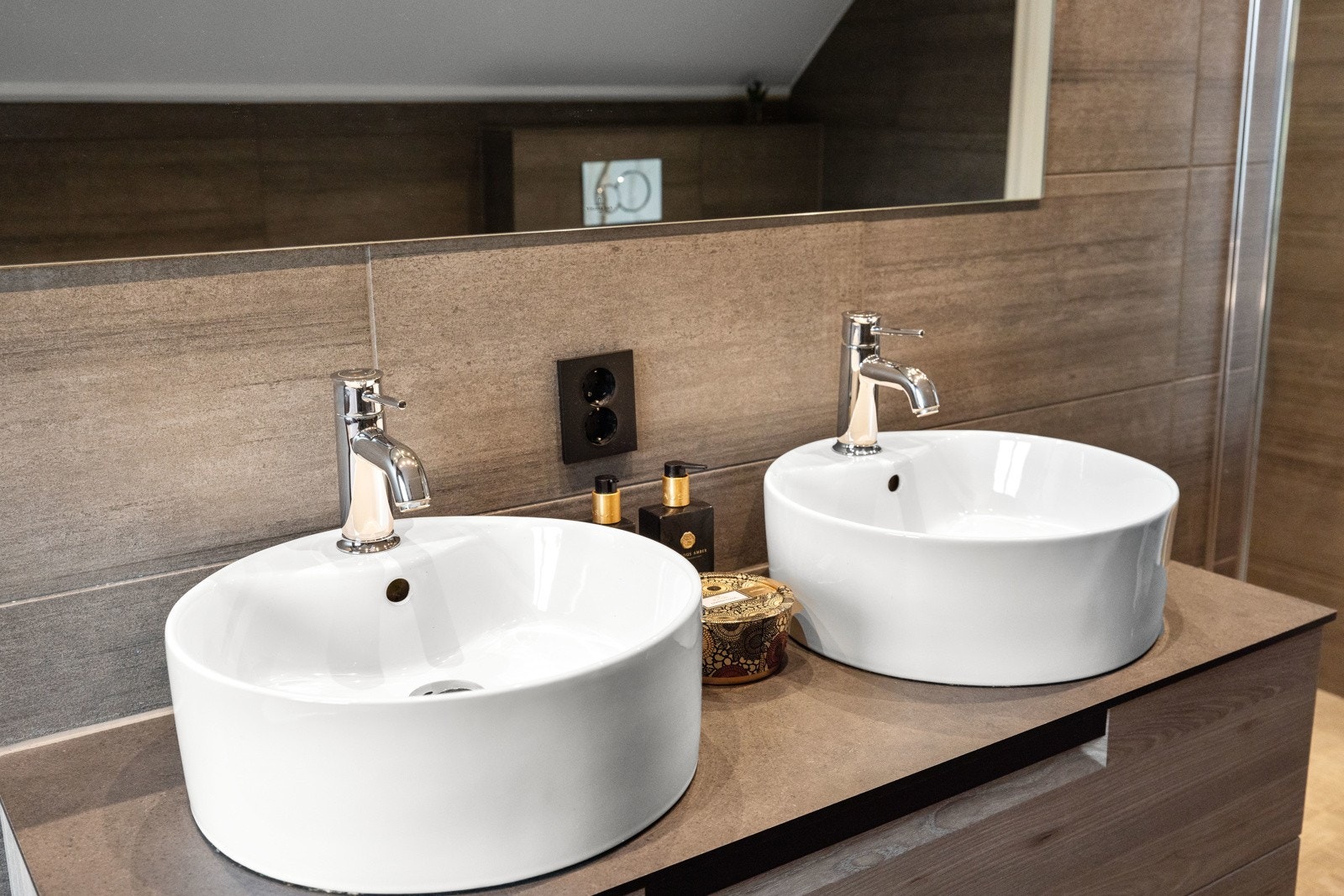 Her får du to flotte servanter med ett-greps armatur i krom. Galleribilde