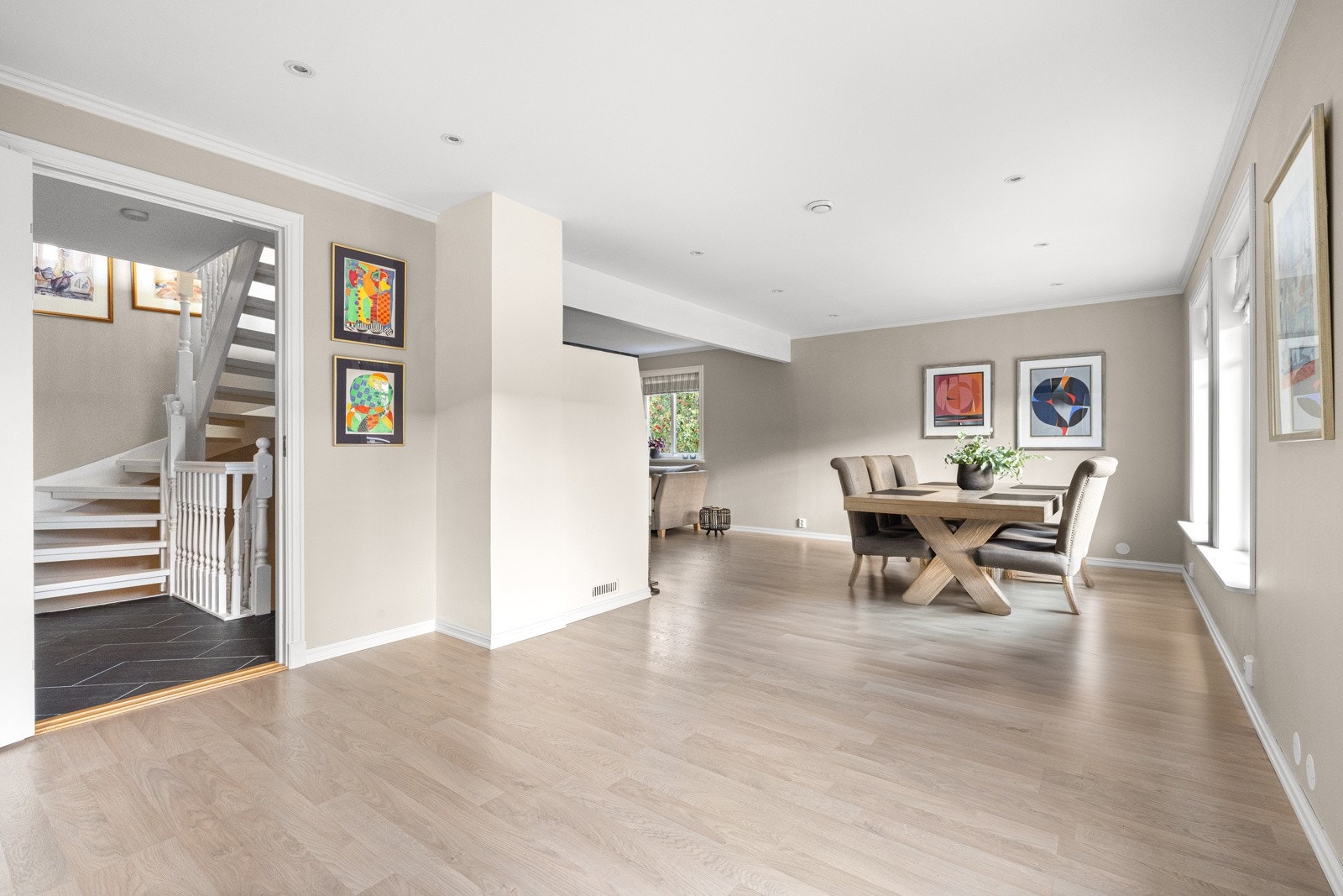 Stuen er L-formet og har god plass til flere sosiale soner - her er det bare å være kreativ med møbleringen! Galleribilde