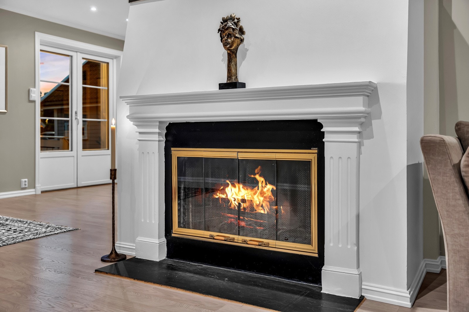 En klassisk og stilig peis for ekstra kos på kalde dager Galleribilde