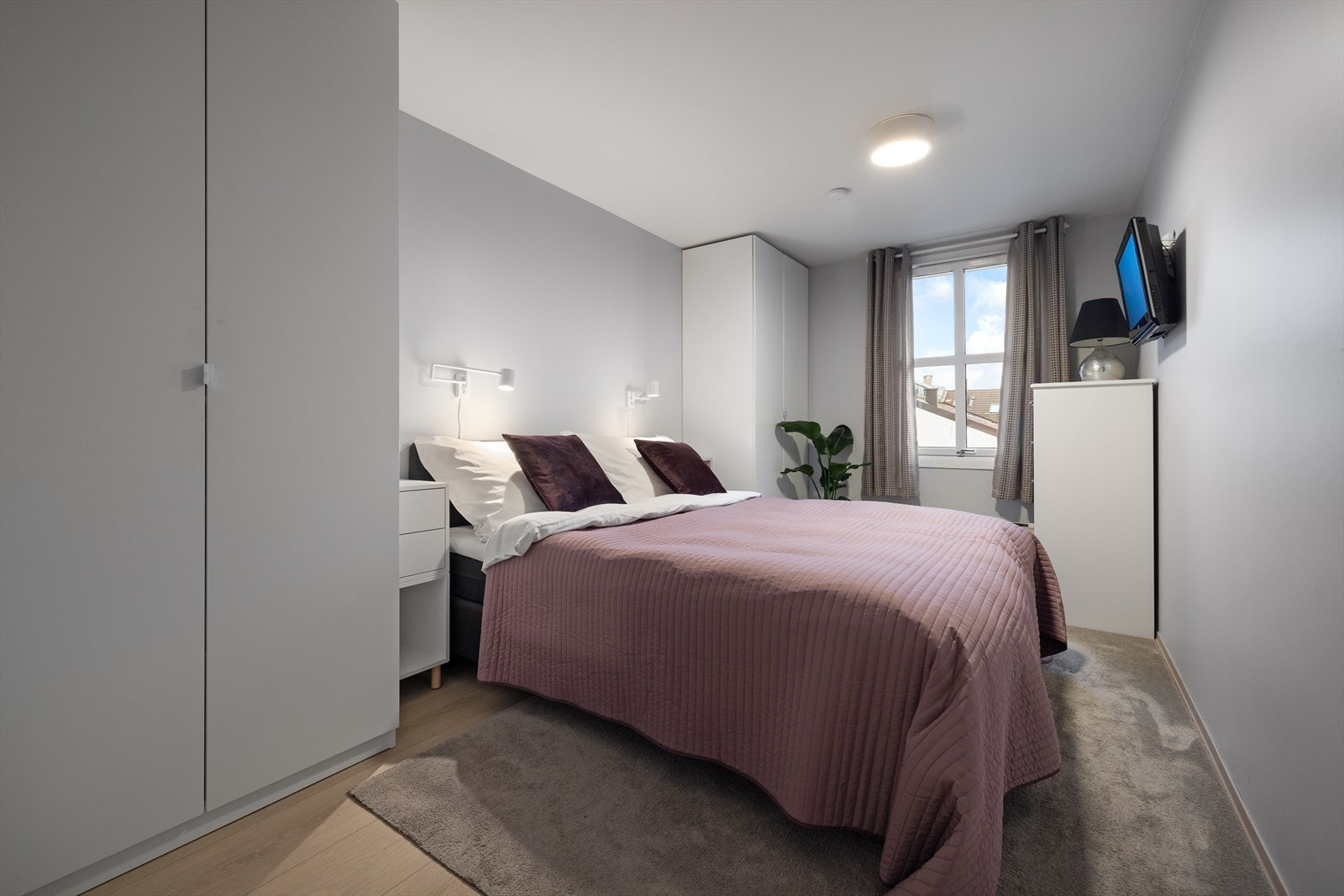 Innbydende hovedsoverom med plass til dobbeltseng og godt med lagringsplass. Galleribilde