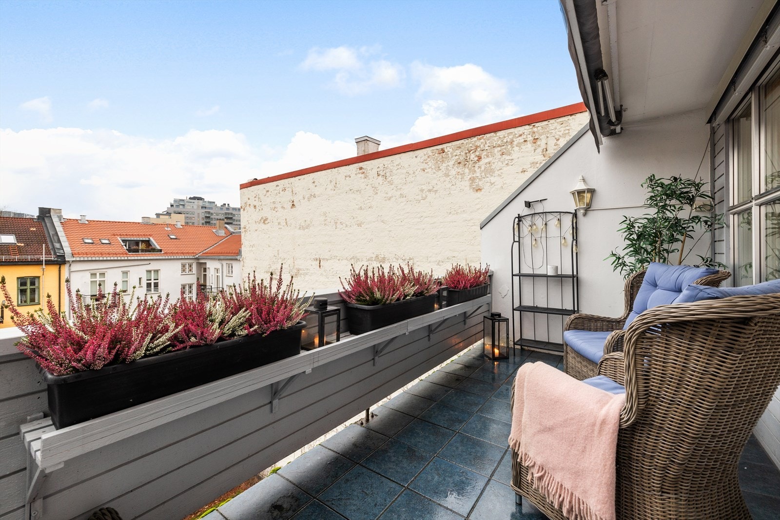 Utgang til sydvestvendt balkong på ca. 9 kvm med plass til utemøblement og grill. Galleribilde