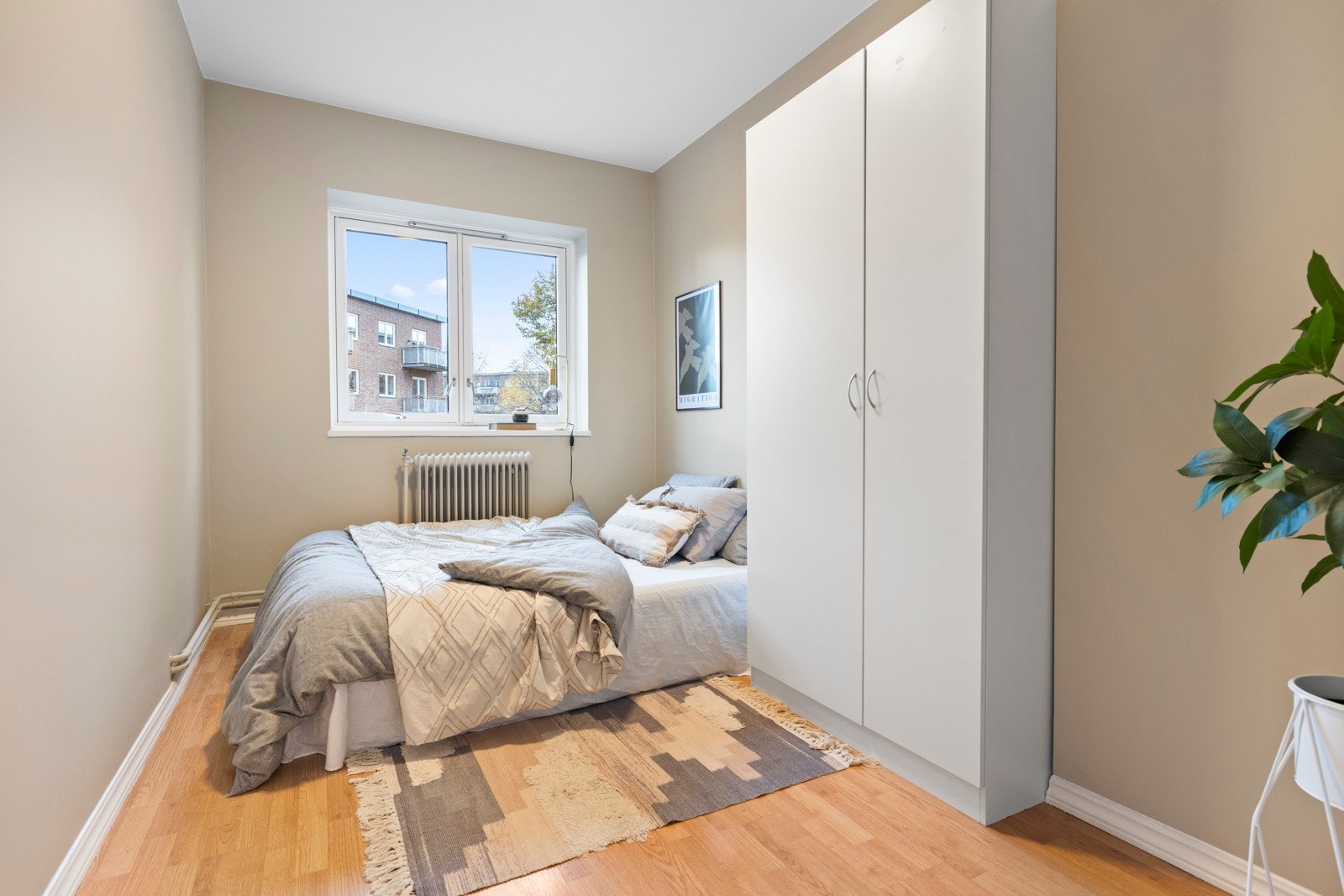 Soverommet er av god størrelse og har plass til dobbeltseng, nattbord og tilhørende garderobeskap. Galleribilde