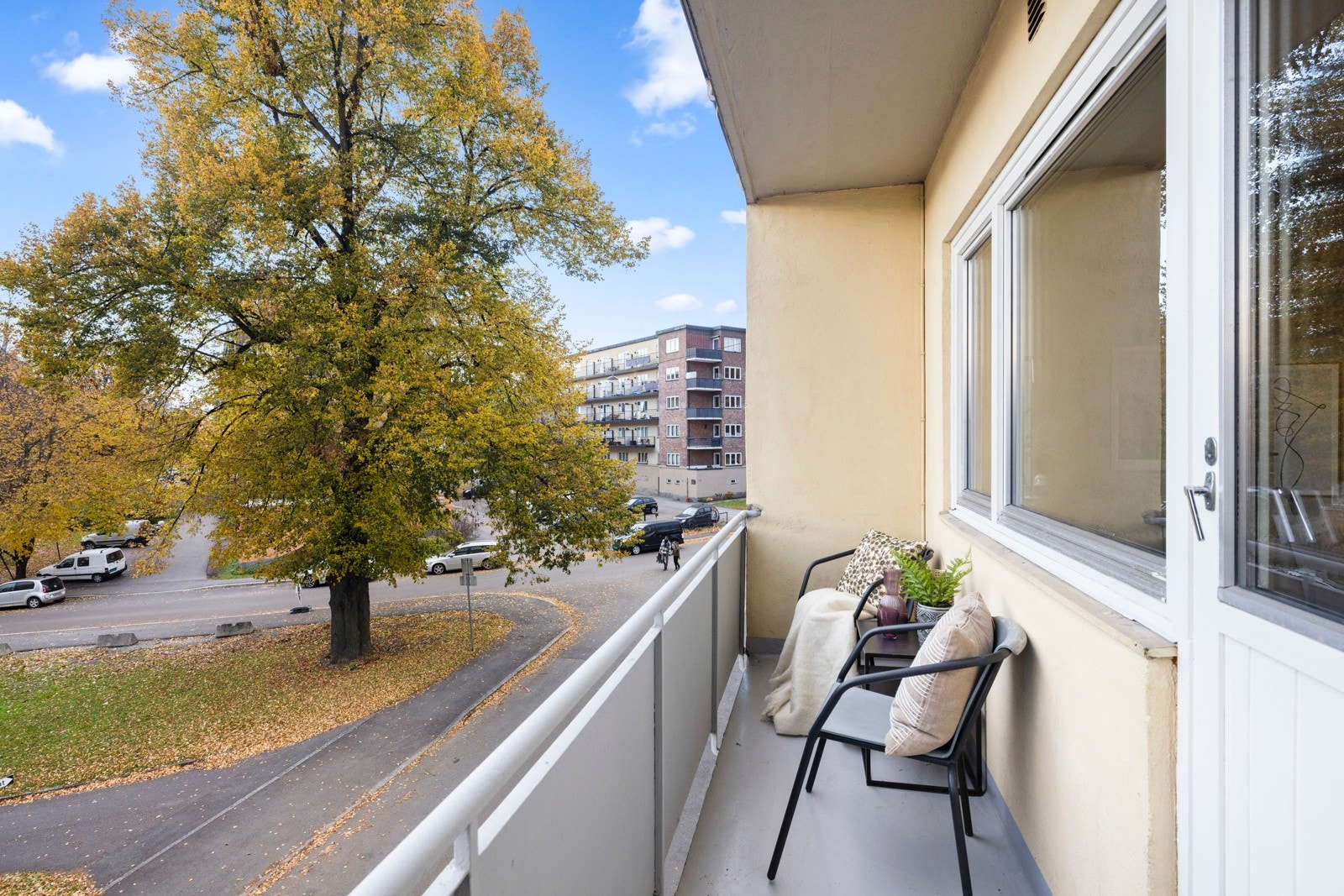 Fra stuen er det utgang til solrik sydvestvendt balkong. Galleribilde