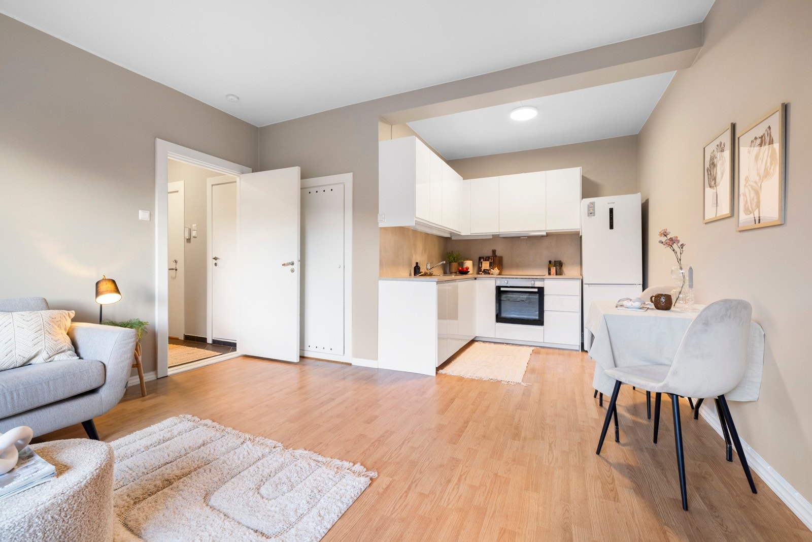 Romslig stue med gode møbleringsmuligheter. Galleribilde