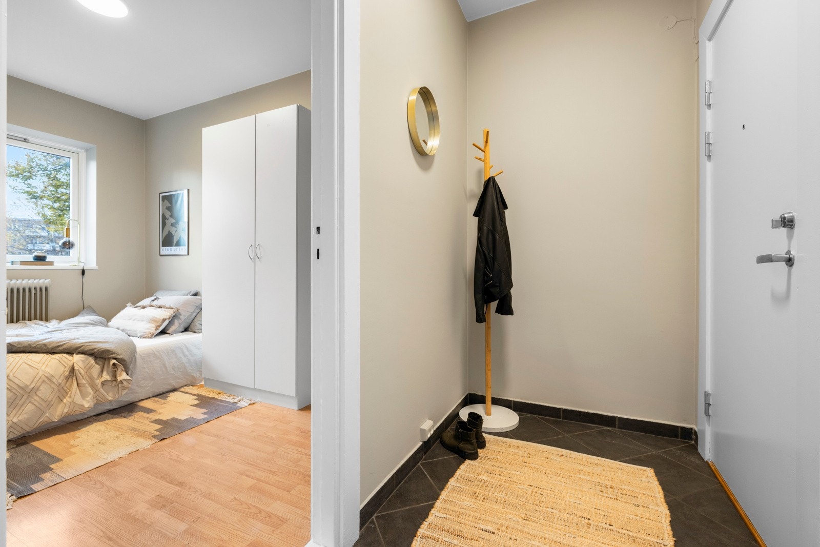 Lys og innbydende entré med flislagt gulv. Galleribilde