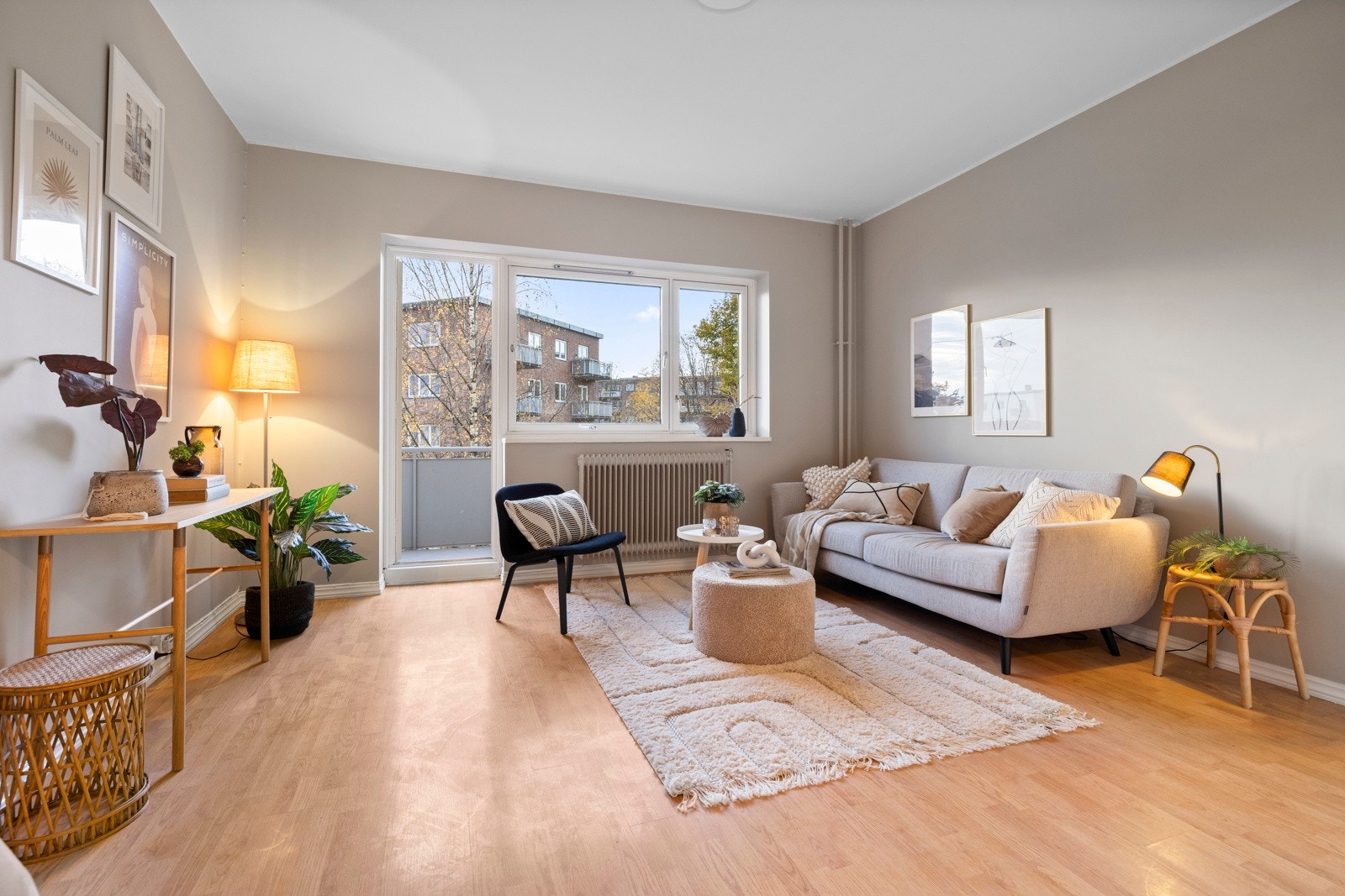 Leiligheten har store vindusflater som slipper inn rikelig med naturlig lys og gir fint utsyn fra rommene. Galleribilde