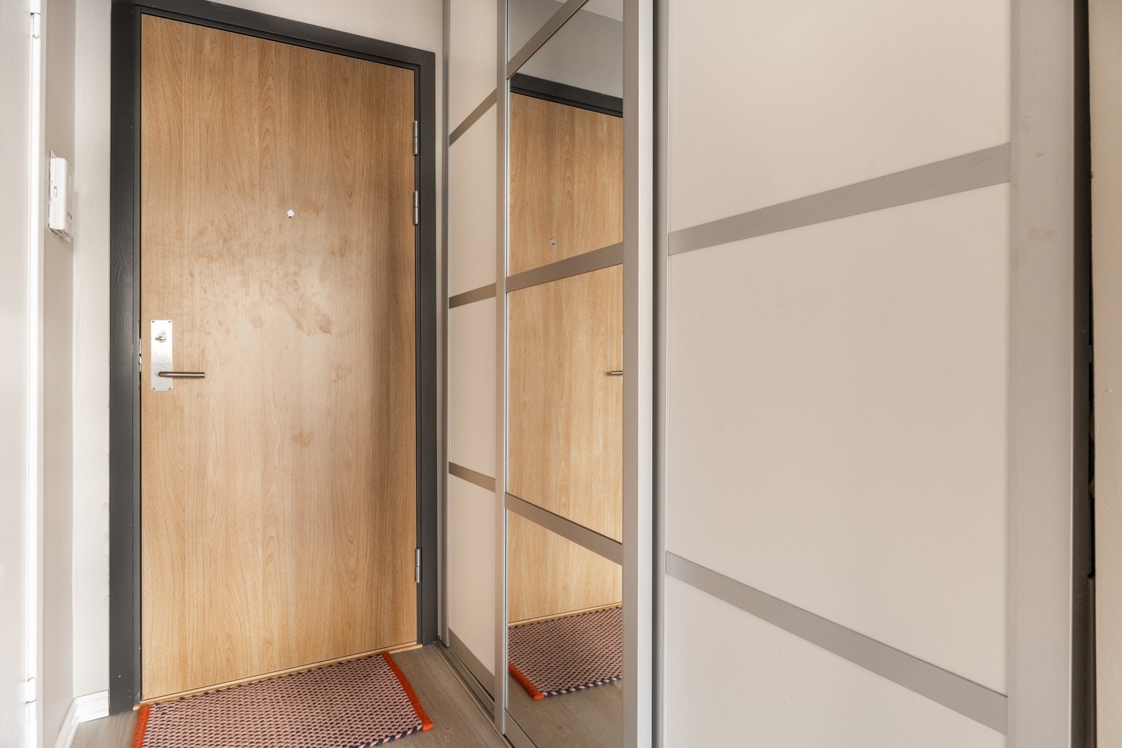 Du blir ønsket velkommen inn i en lys entré med stor skyvedørsgarderobe. Galleribilde