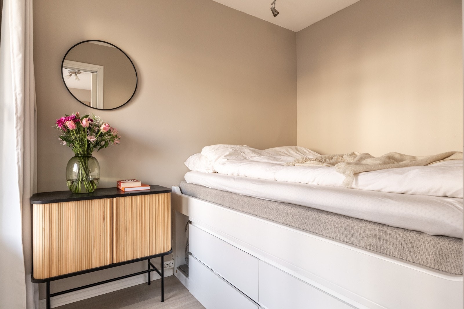 Plassbygd 150 cm bred seng med gode oppbevaringsmuligheter som medfølger salget. Galleribilde
