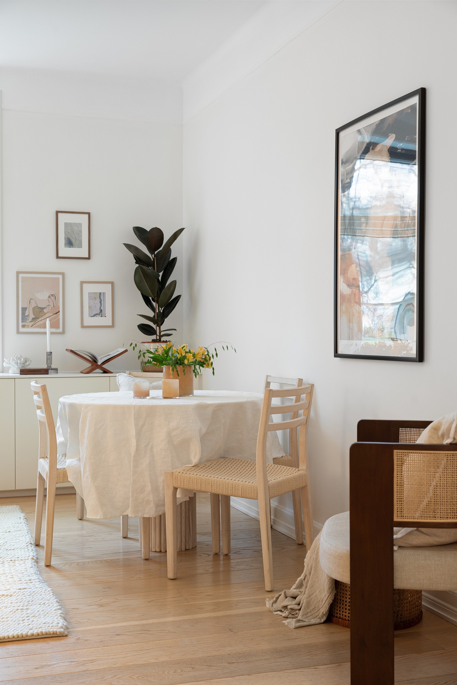 Stuens utforming gir mulighet for egen spisesone, med plass til flere gjester Galleribilde