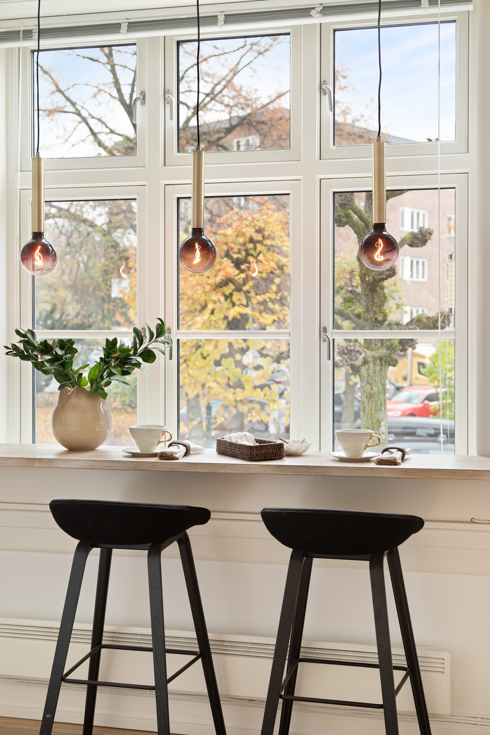 På kjøkkenet er det tilrettelagt plass for barstoler, slik at du kan nyte frokosten og en kopp kaffe med skjønt utsyn Galleribilde