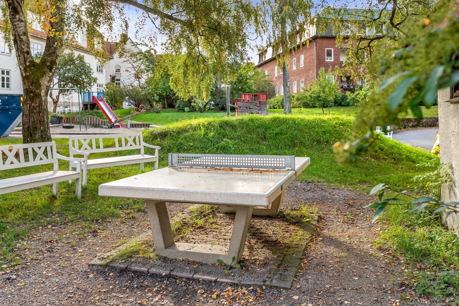 Borettslaget har felles griller, benker, bord og fotballmål som settes ut på fellesområdene om sommeren Galleribilde