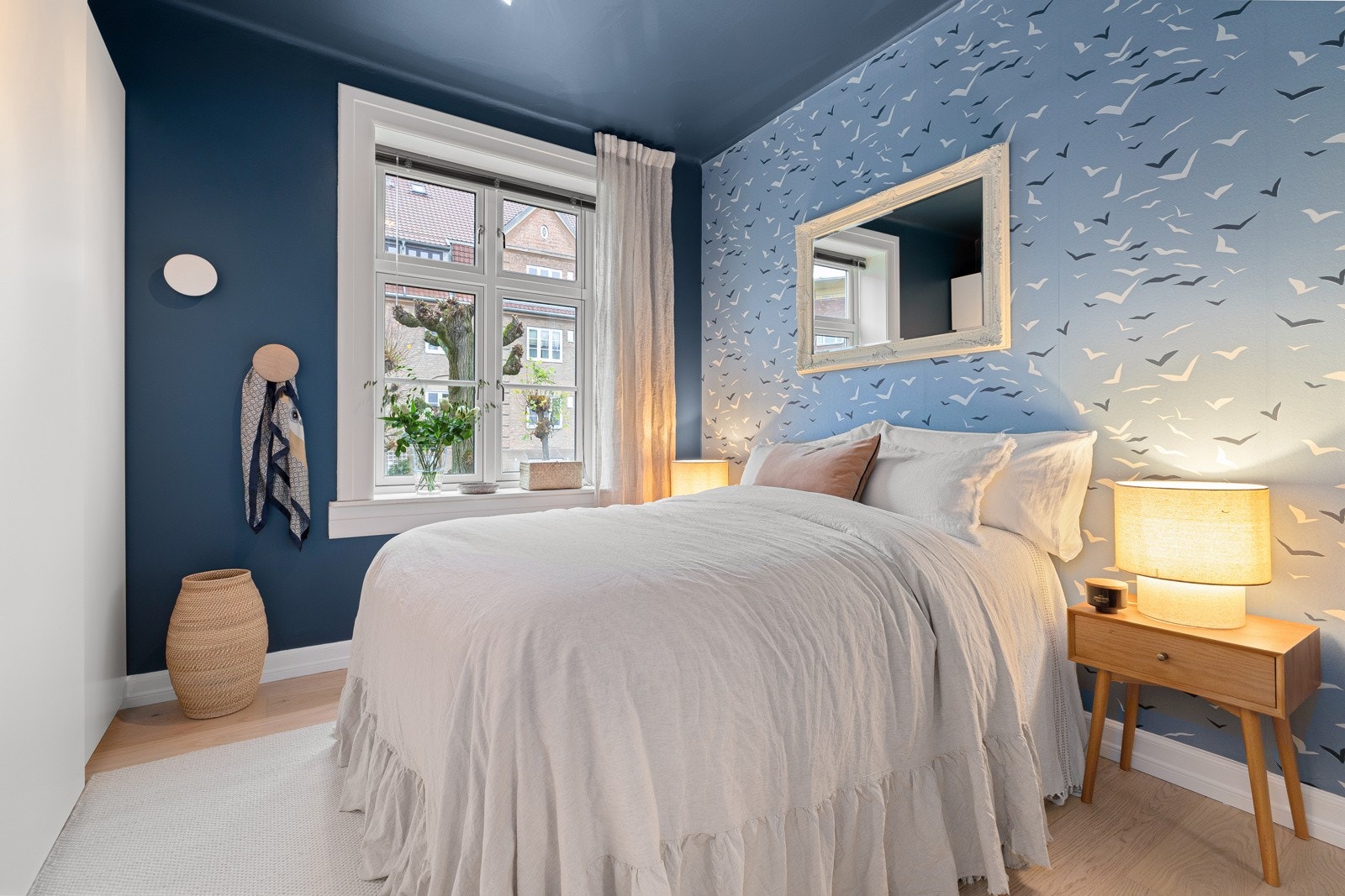 Soverommet er innredet i behagelige fargevalg som gir rommet en god atmosfære Galleribilde