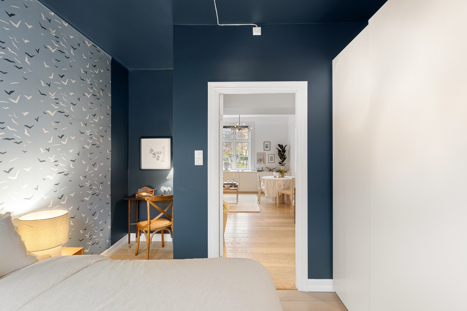 Det er ytterligere plass til skrivepult på soverom, som gir mulighet til å benytte seg av hjemmekontor Galleribilde