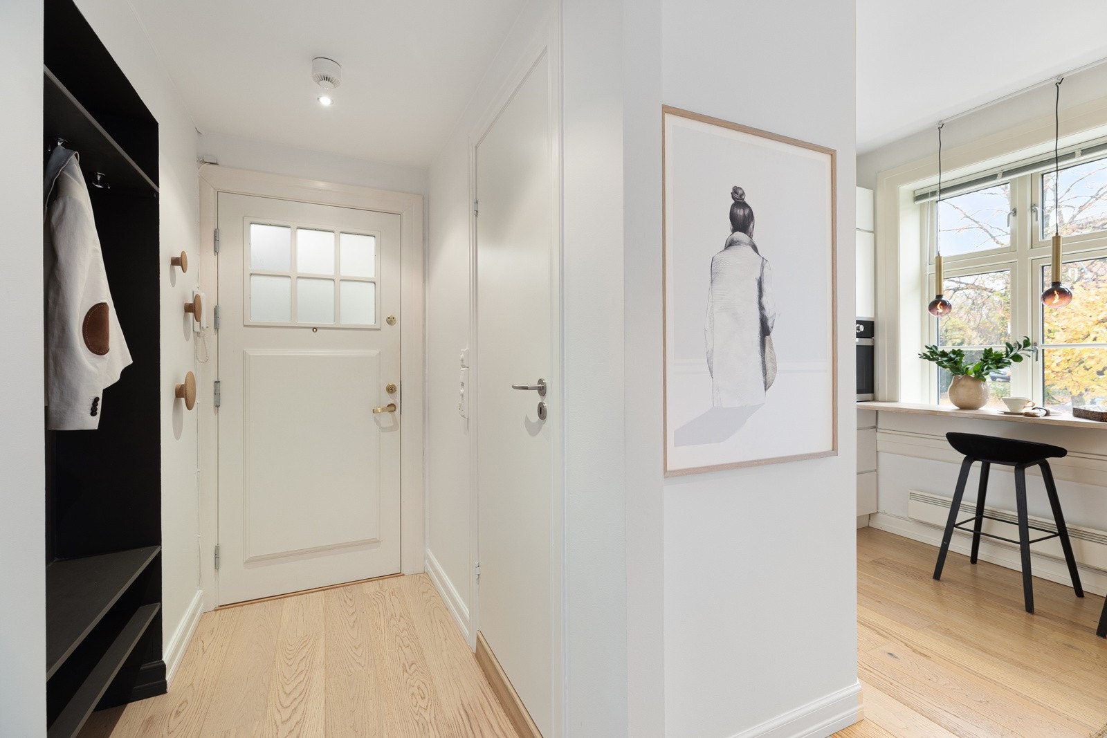 Innbydende entré med plassbygd garderobemuligheter. Ytterligere plass til oppbevaring i stor kjellerbod på ca. 9 kvm Galleribilde