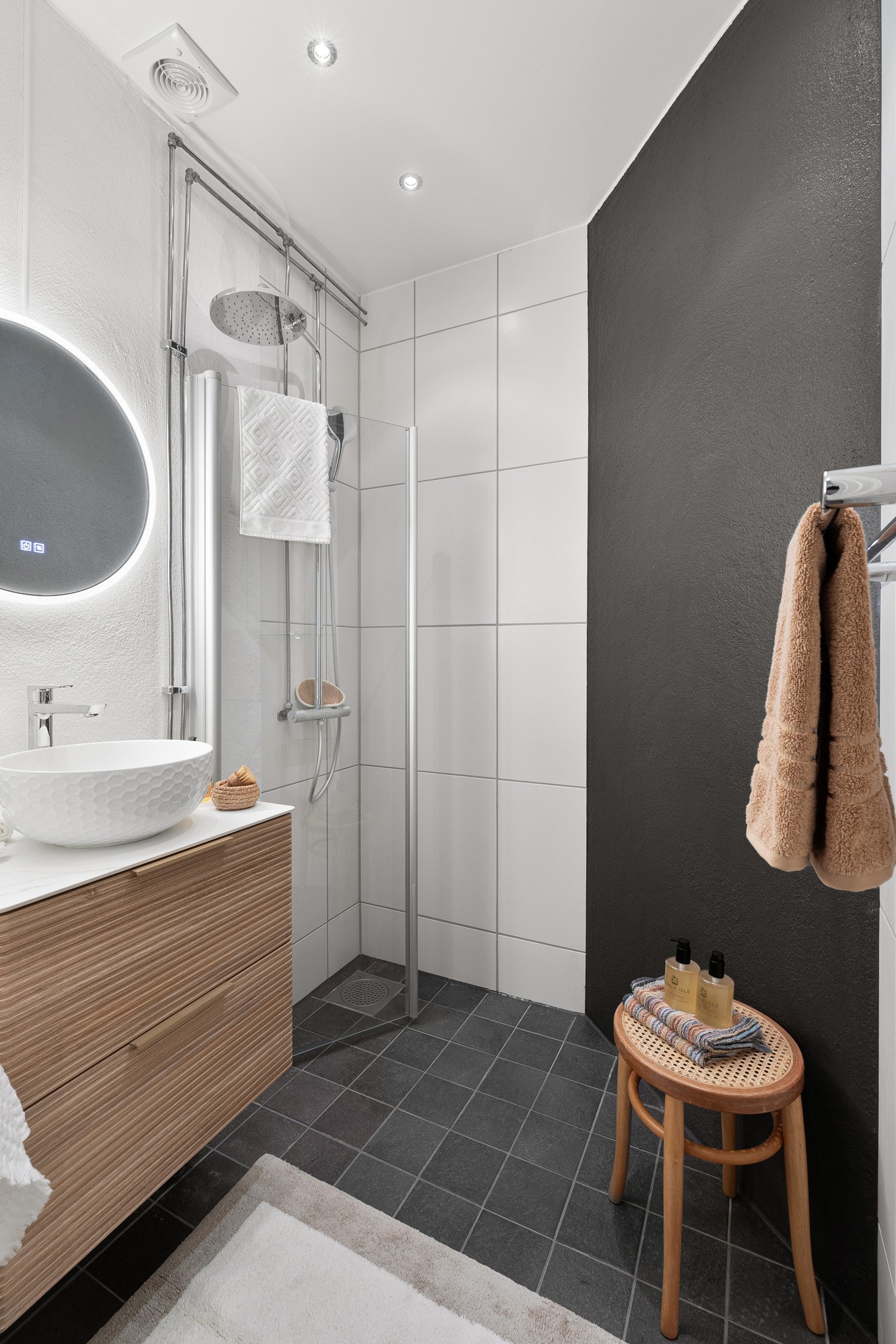 Delikat og flislagt baderom overflateoppusset i 2024, og byr på behagelig gulvvarme Galleribilde