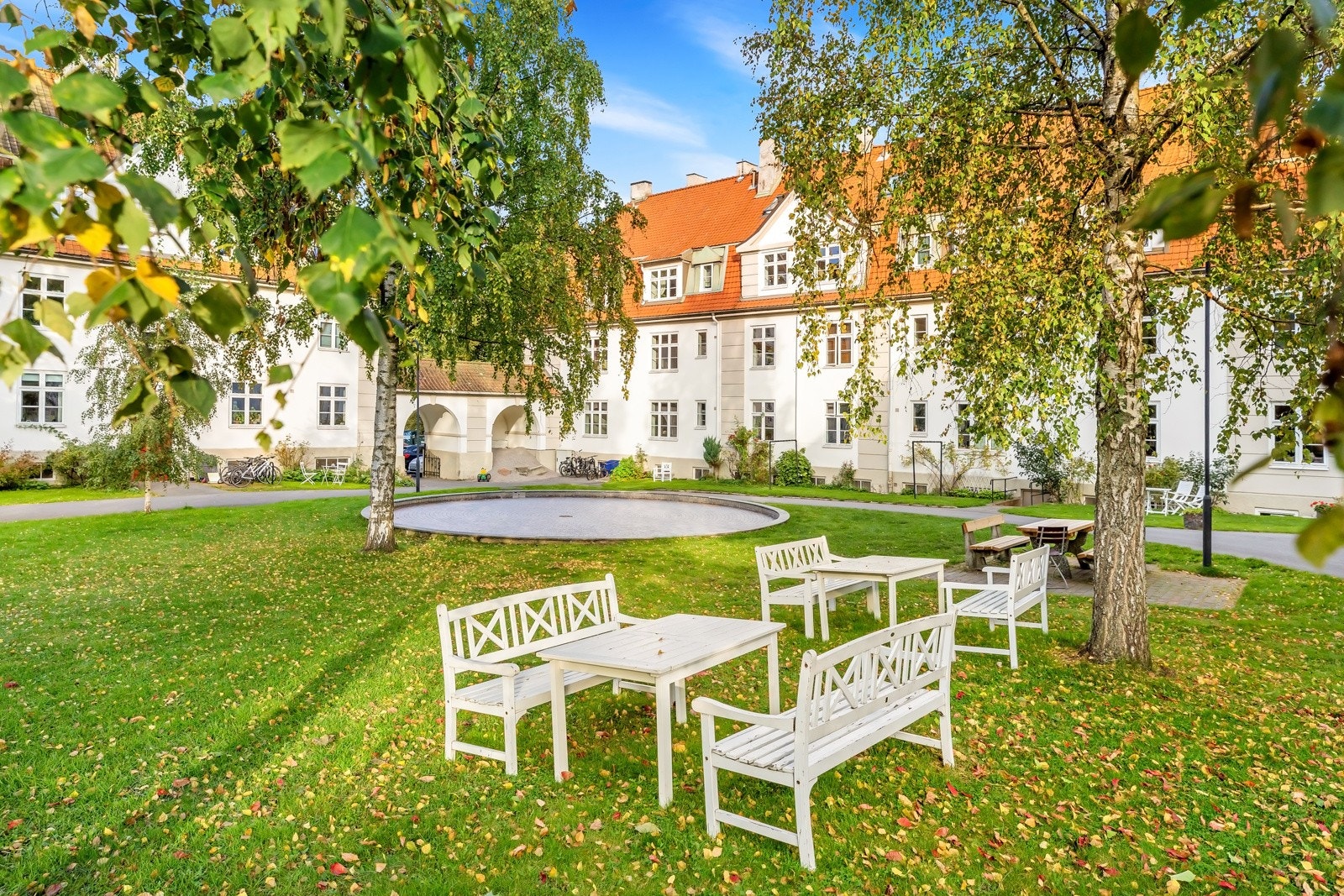 Boligen ligger i etterspurte Lindern Hageby med sine idylliske omgivelser med en av Oslos fineste hager Galleribilde