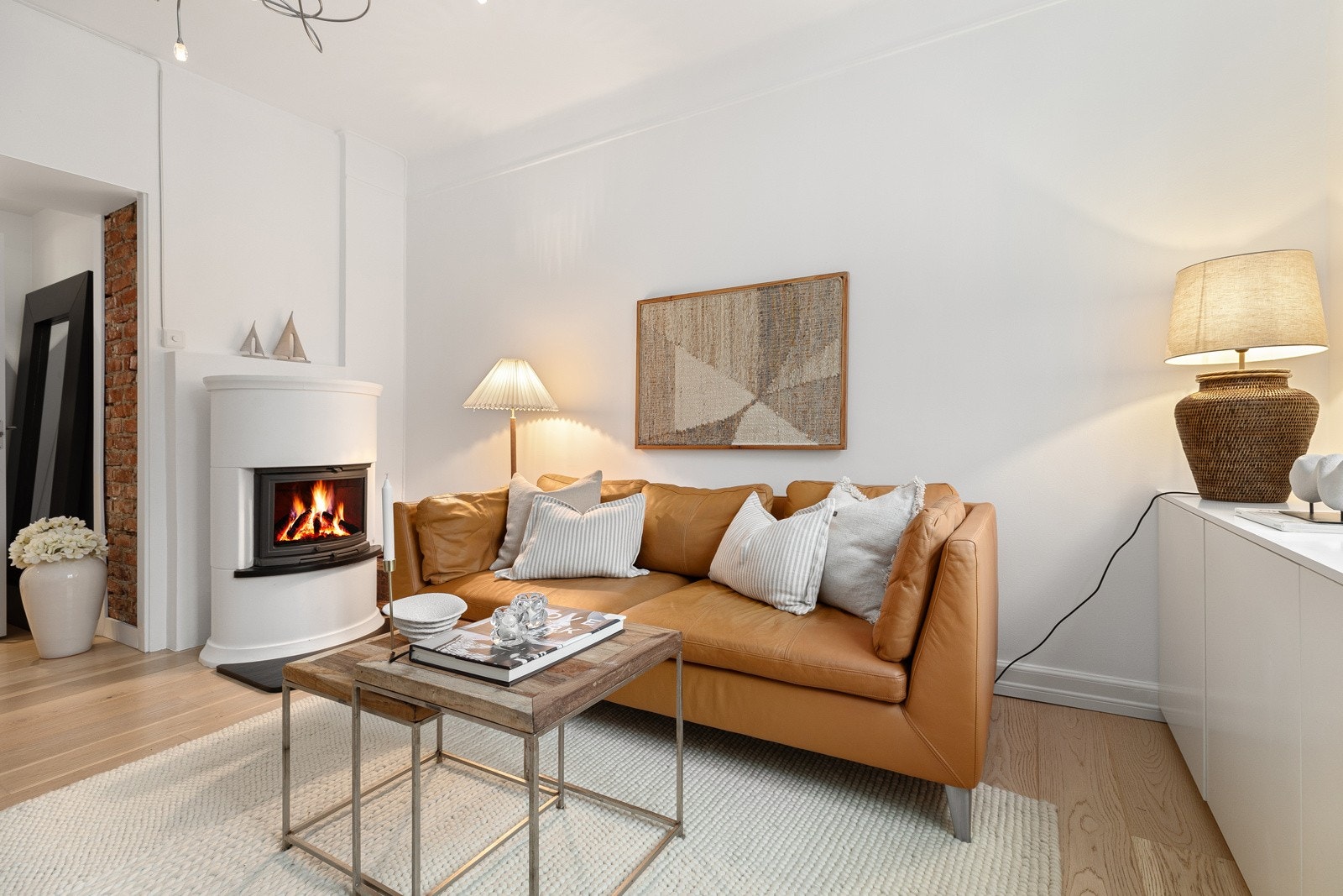 Et fint samlingsrom med god plass til sofagruppe med tilhørende møblement Galleribilde