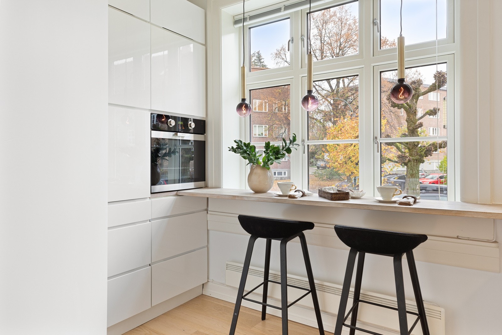 Det bør nevnes separat kjøkken fra 2018, gulvvarme i alle oppholdsrom, lavre fellesutgifter, parkering etter venteliste mm. Galleribilde