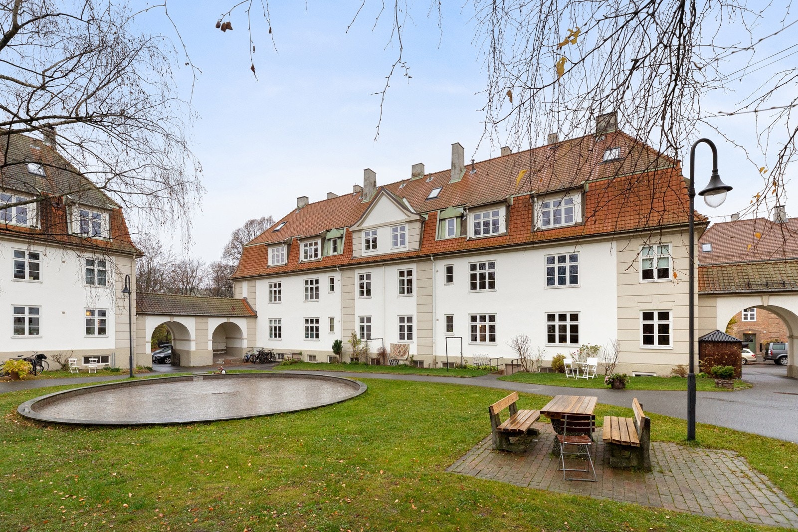 Borettslaget er kjent for sine fantastiske fellesområder, med stauder, trær og fine sittegrupper Galleribilde