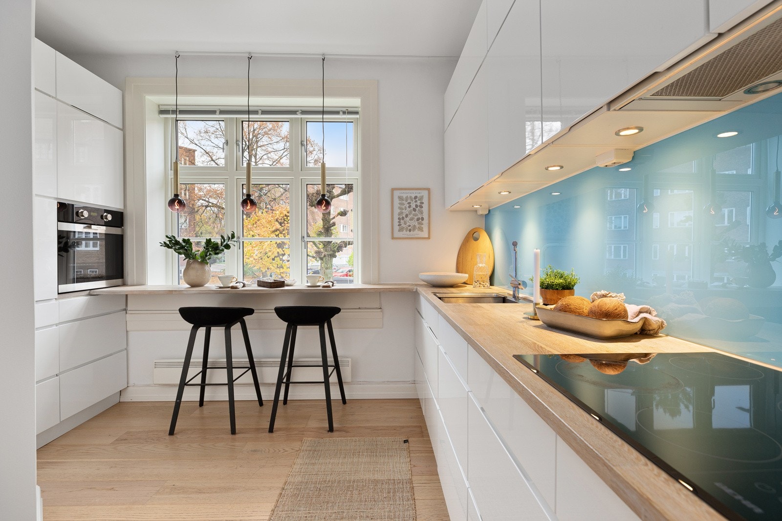 Kjøkkenet har en separat plassering i hjemmet, og er pent innredet med KVIK 2018 med god standard Galleribilde