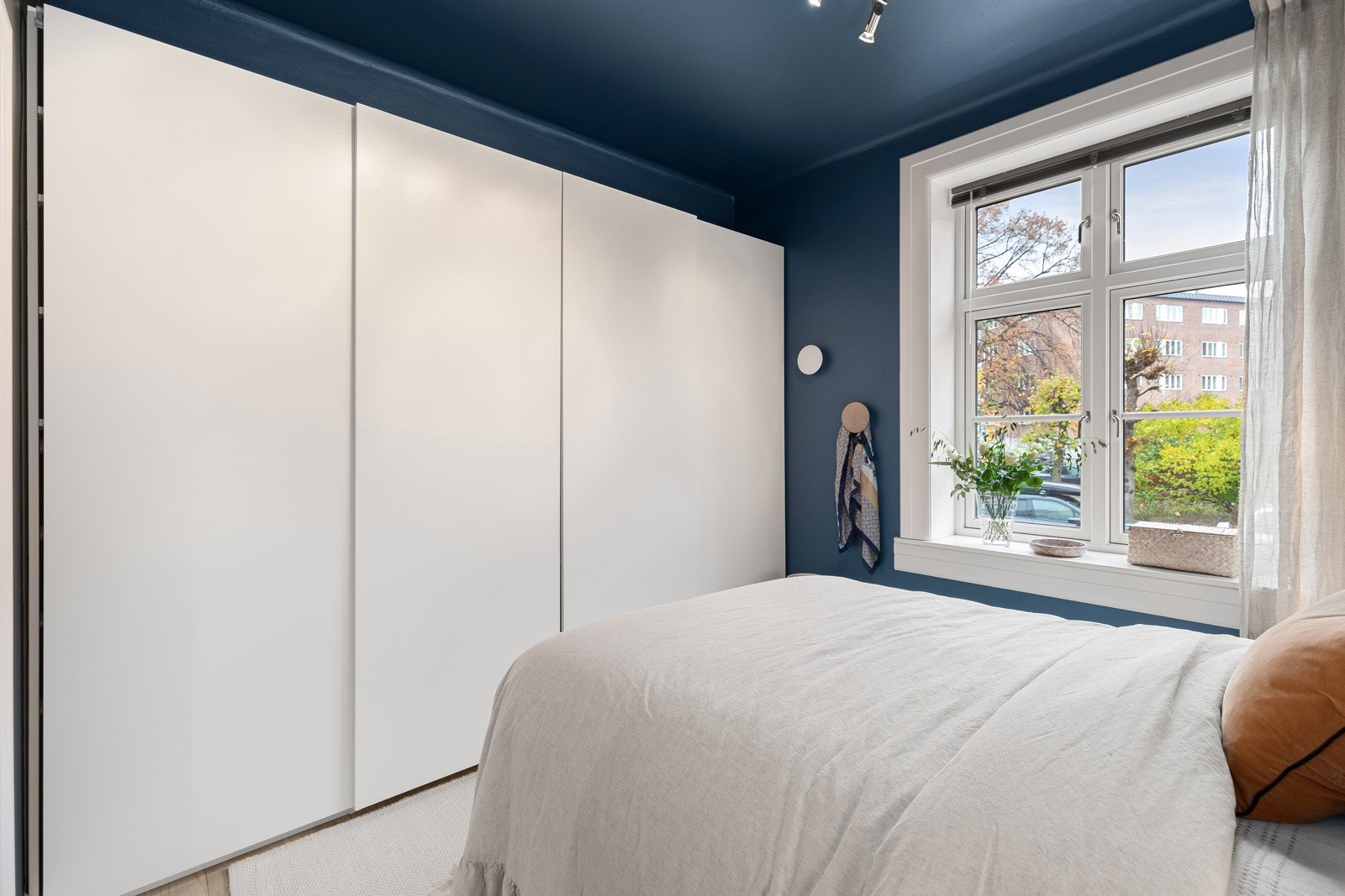 Det er god plass til dobbeltseng, samt oppbevaring i stort, plassbygd garderobeskap Galleribilde