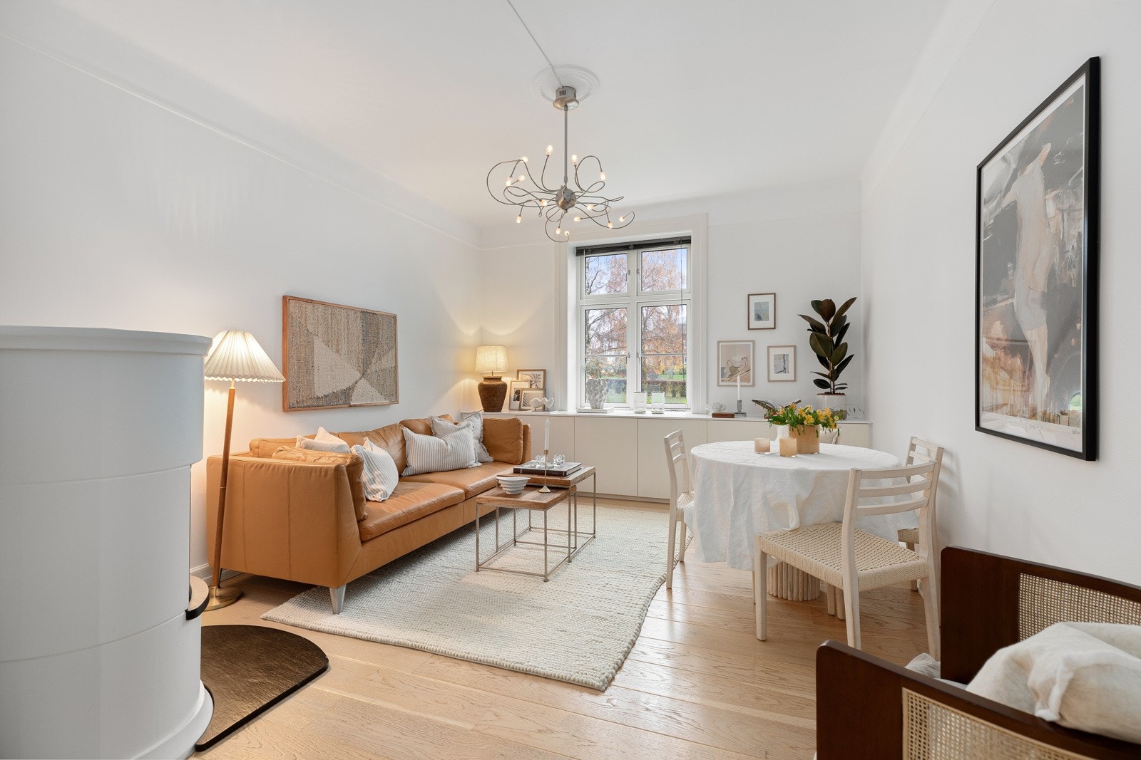 Hjemmets flotte stuesone er dekorativt innredet med lyse veggoverflater og parkett, og har en svært lys og luftig atmosfære samt idyllisk utsyn Galleribilde