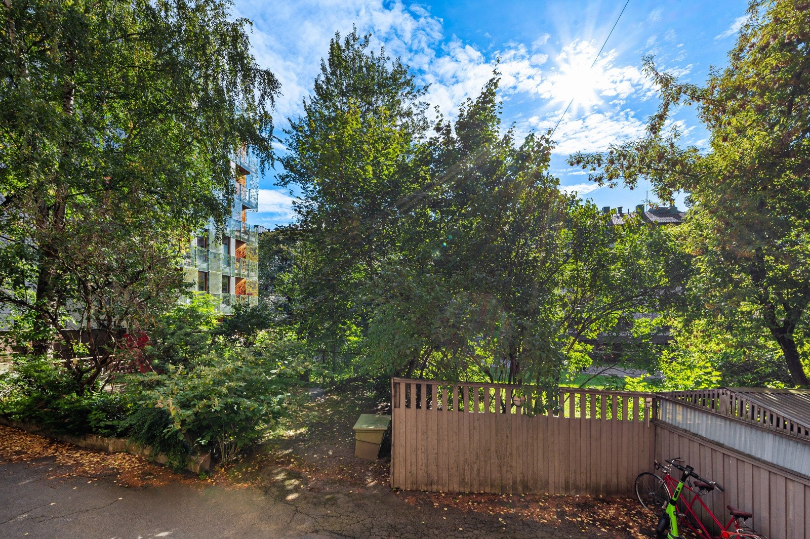 Bakgård. Galleribilde