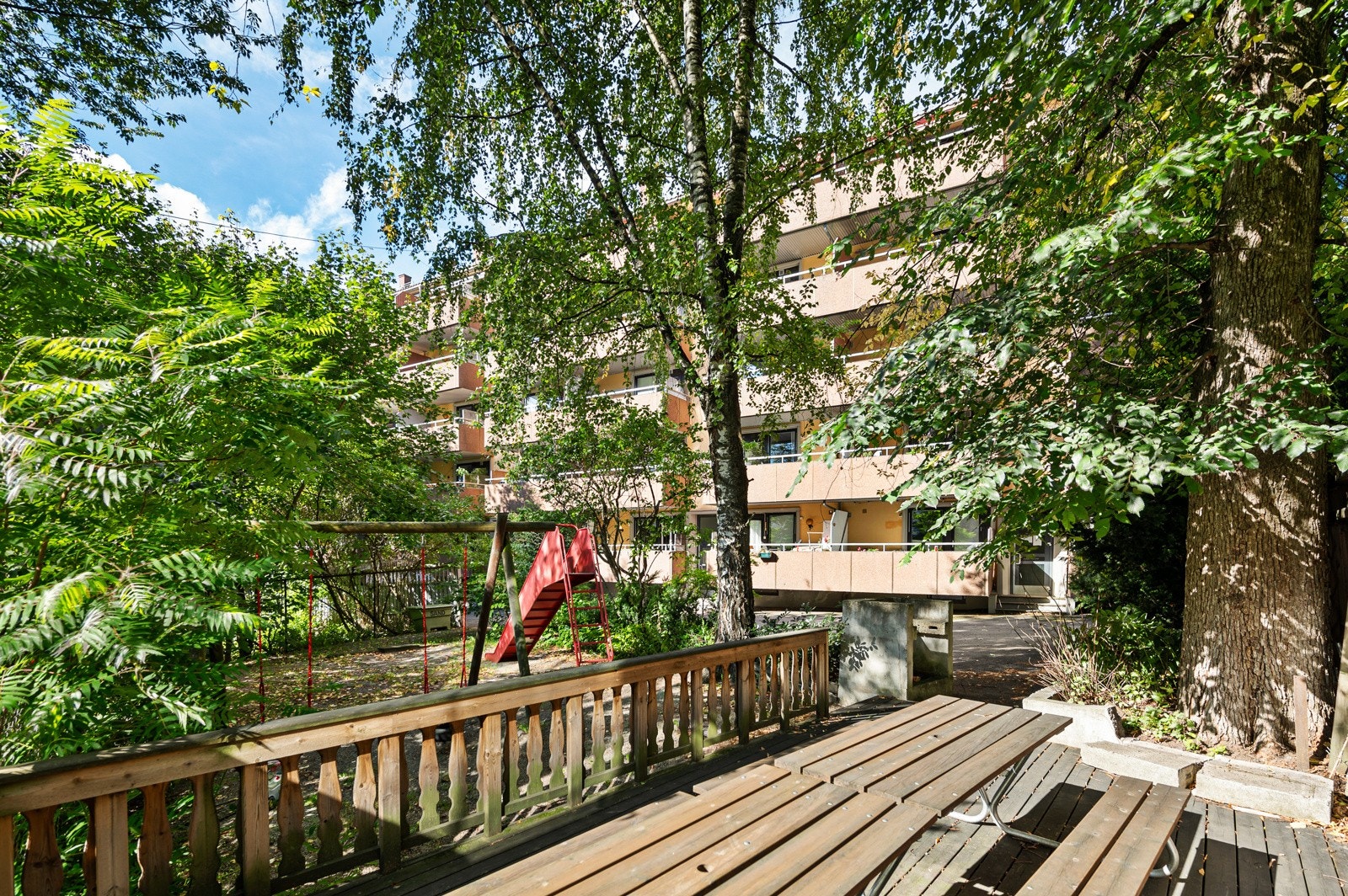 Bakgård. Galleribilde