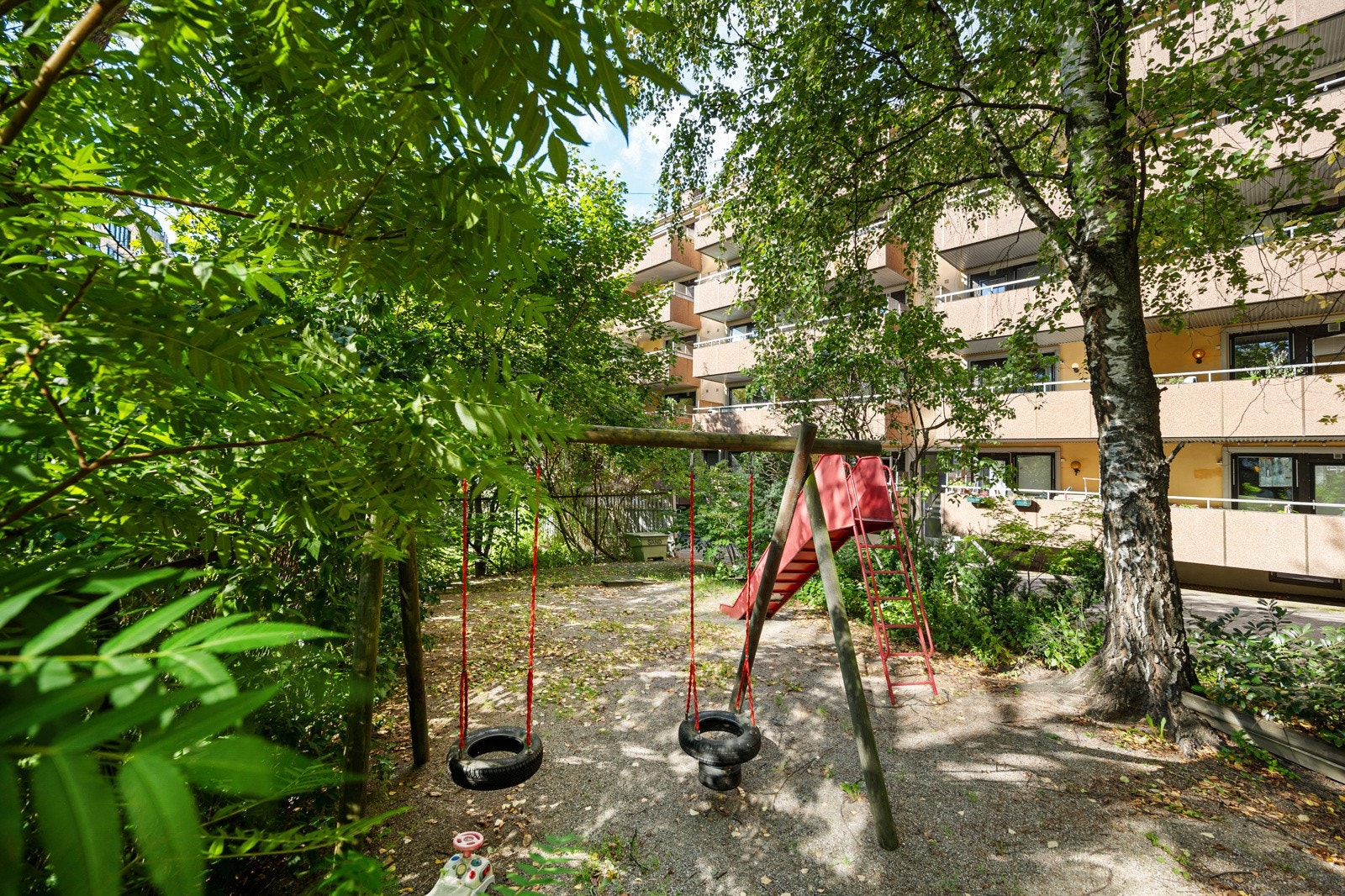 Bakgården er pent opparbeidet med lekeplass, sittegrupper og grøntområder. Galleribilde