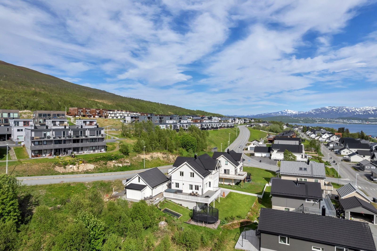 Boligen har en rolig plassering i en gate uten gjennomgangstrafikk for bilister.