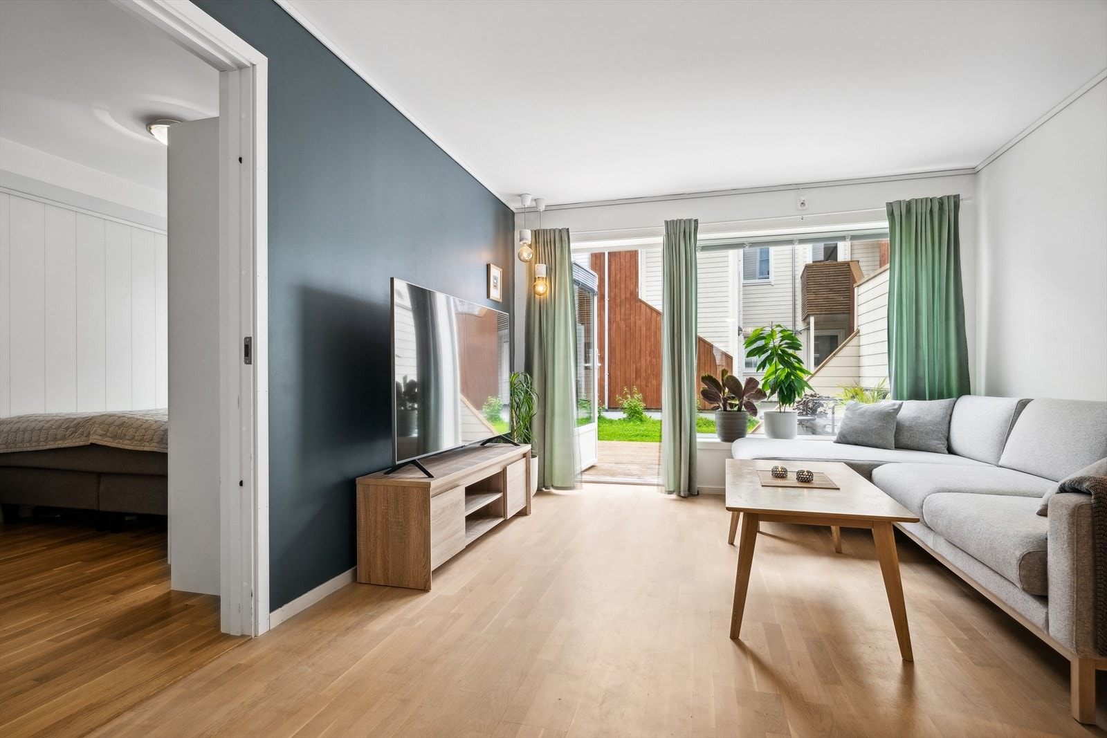 Innbydende stue med plass til sofagruppe og annet møblement. Utgang til terrasse fra stuen. Galleribilde