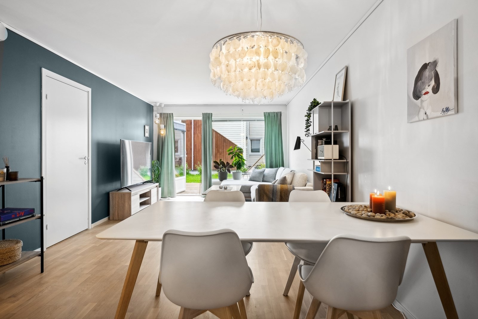 Plass til spisebord der man kan samle familie og venner til hyggelige sammenkomster. Galleribilde