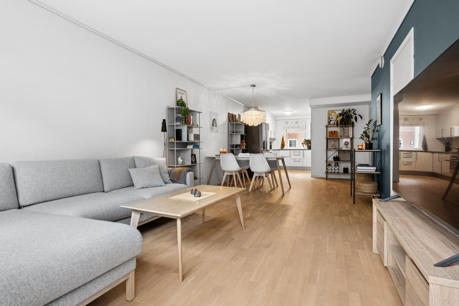 Gjennomgående planløsning samt store vindusflater som slipper inn rikelig med naturlig lys. Galleribilde