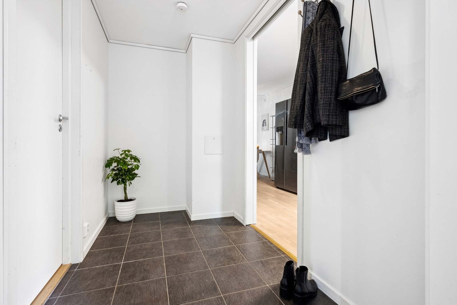 Entré med plass til sko og yttertøy. Velkommen inn! Galleribilde