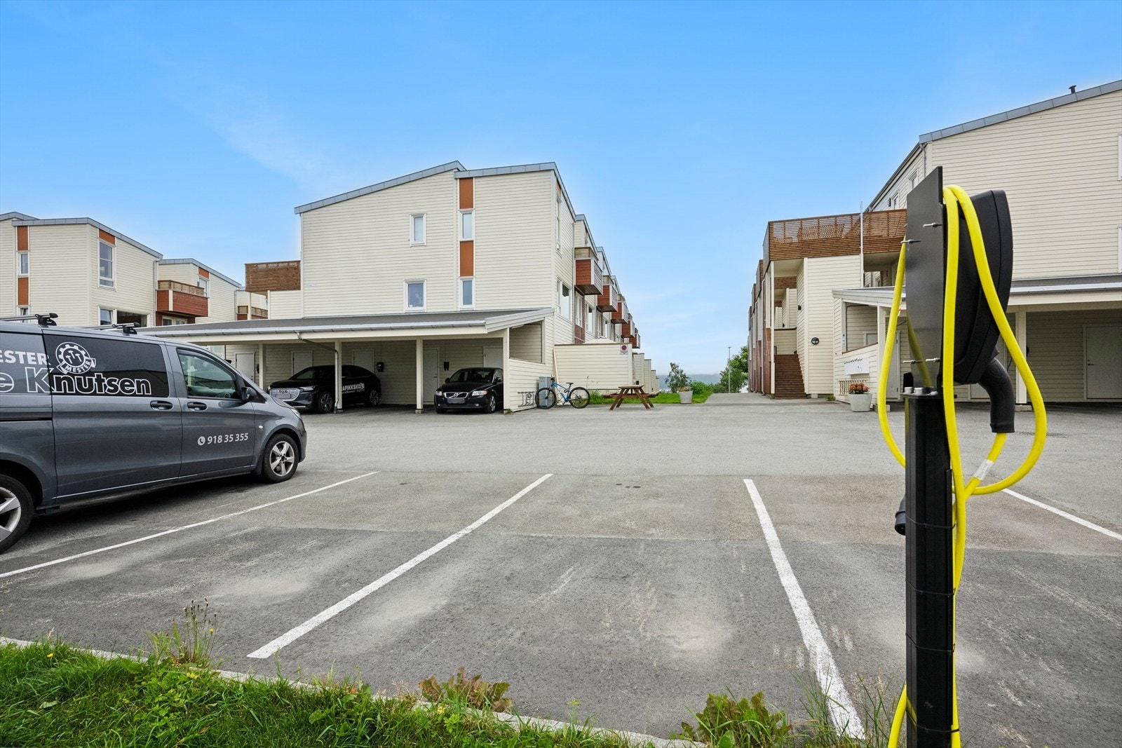 Fast parkeringsplass med mulighet for å etablere el-bil lader. Galleribilde