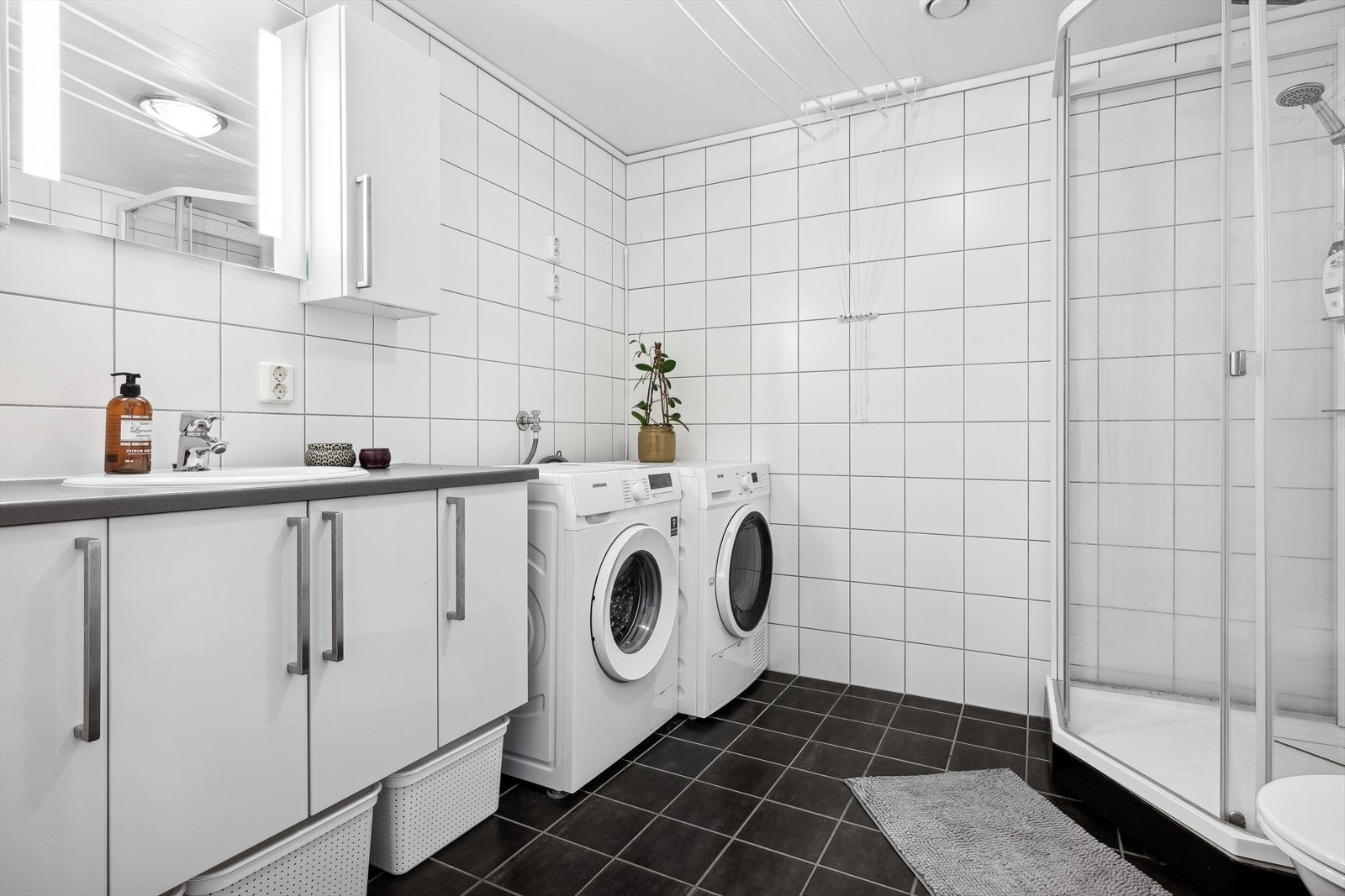 Pent bad med fliser på vegger og gulv med gulvvarme. Galleribilde