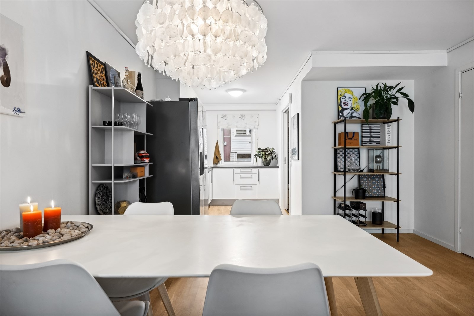 Kjøkkenet ligger i åpen løsning til stuen. Galleribilde