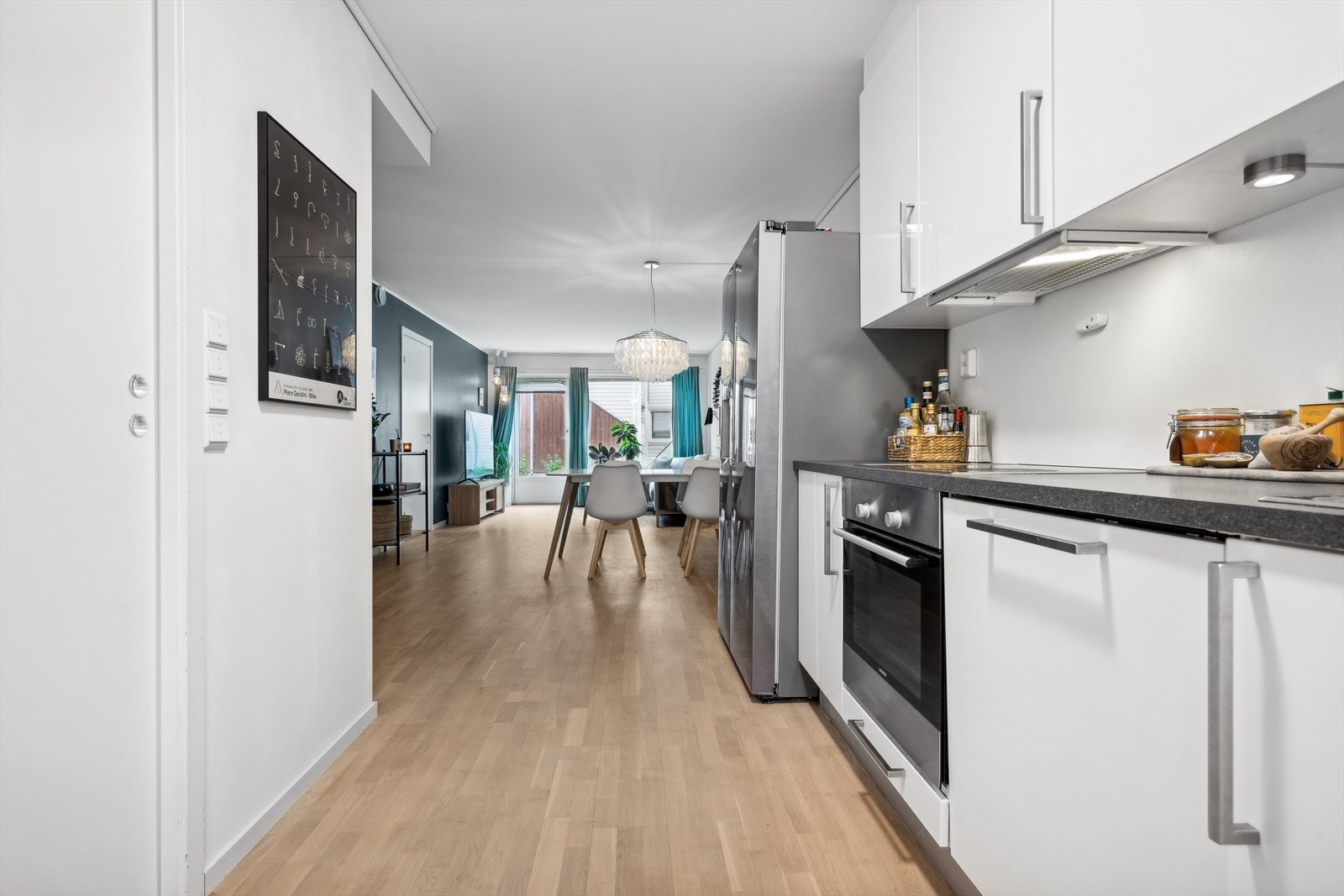 Integrert platetopp, stekeovn og oppvaskmaskin, samt plass til frittstående kjøl-/fryseskap. Det er godt med skap og benkeplass som gjør det kjekt å tilberede god mat. Galleribilde