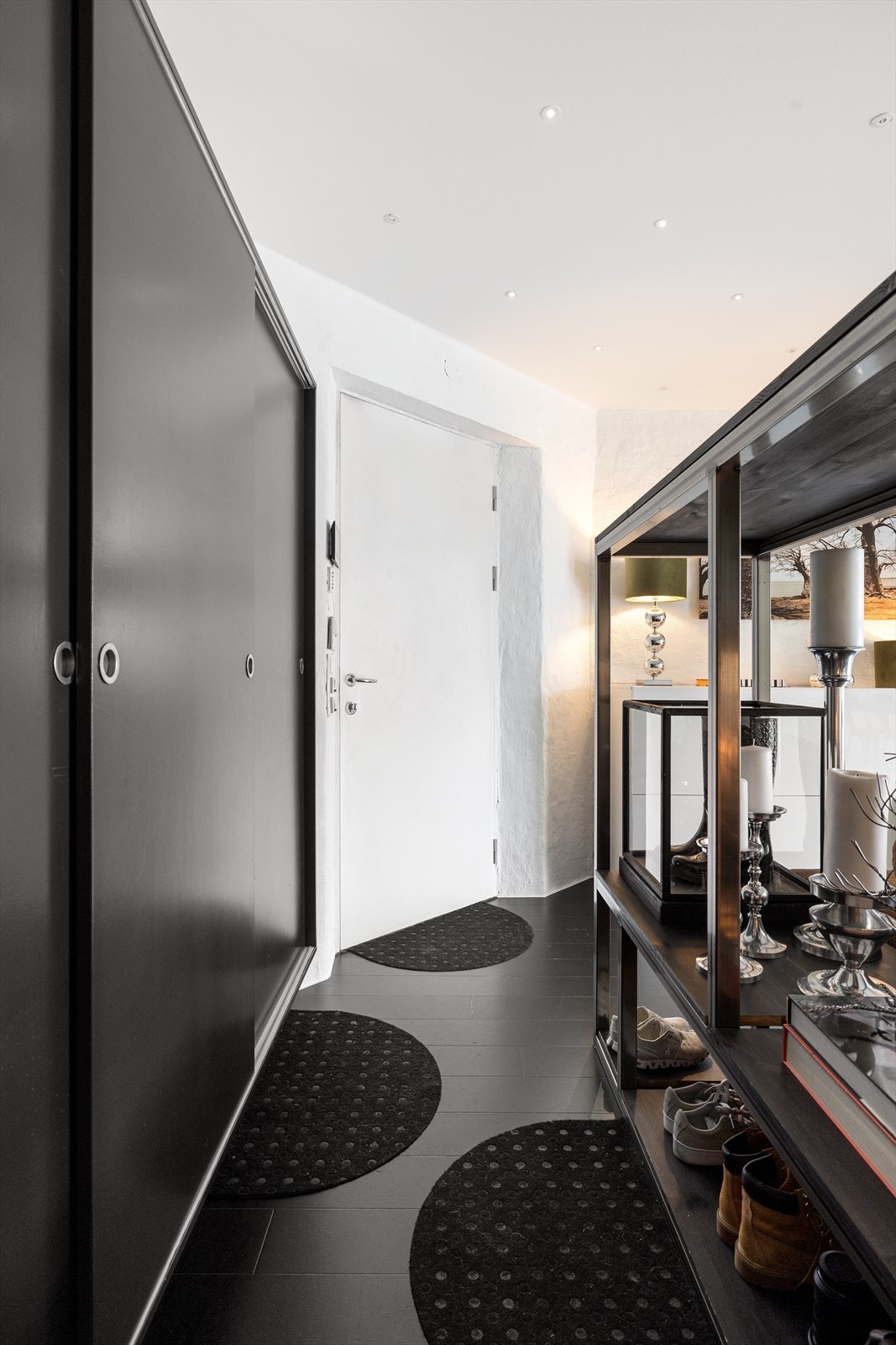 Velkommen inn! Her er det god plass til å henge fra seg yttertøy i plassbygget skyvedørsgarderobe. Galleribilde