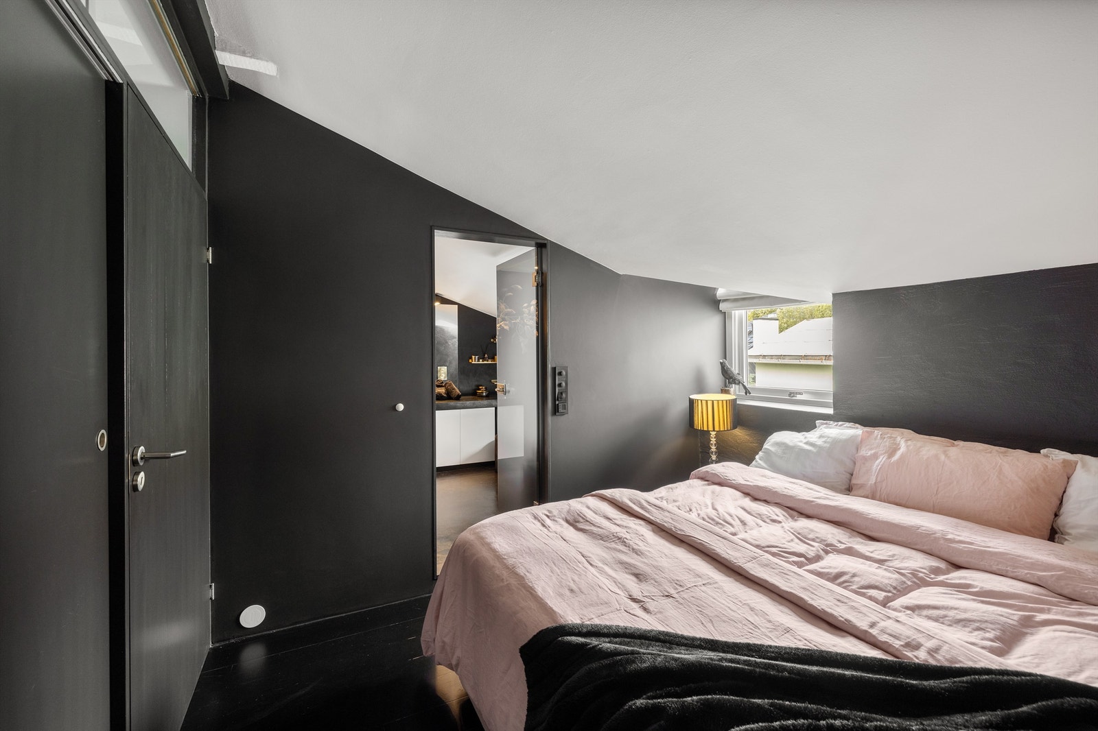 Soverommet var opprinnelig del av stuen. Glassfelt i vegg, over dør og garderobeløsning, sørger for gjennomgående lys via stuen. Galleribilde