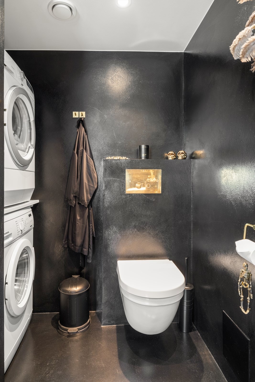 Godt utnyttet areal med vaskemaskin og tørketrommel i nisje. Galleribilde