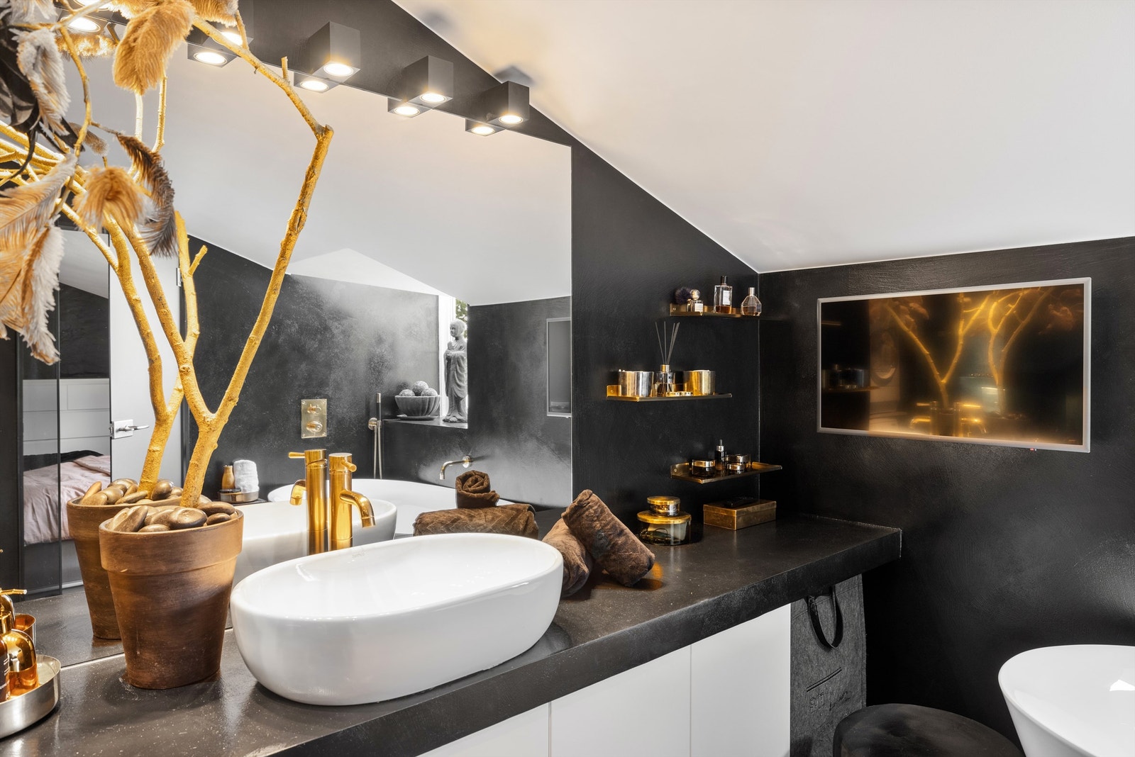 Vegghengt servantinnredning med dører, ovenpåliggende servant og speil med overlys. Galleribilde